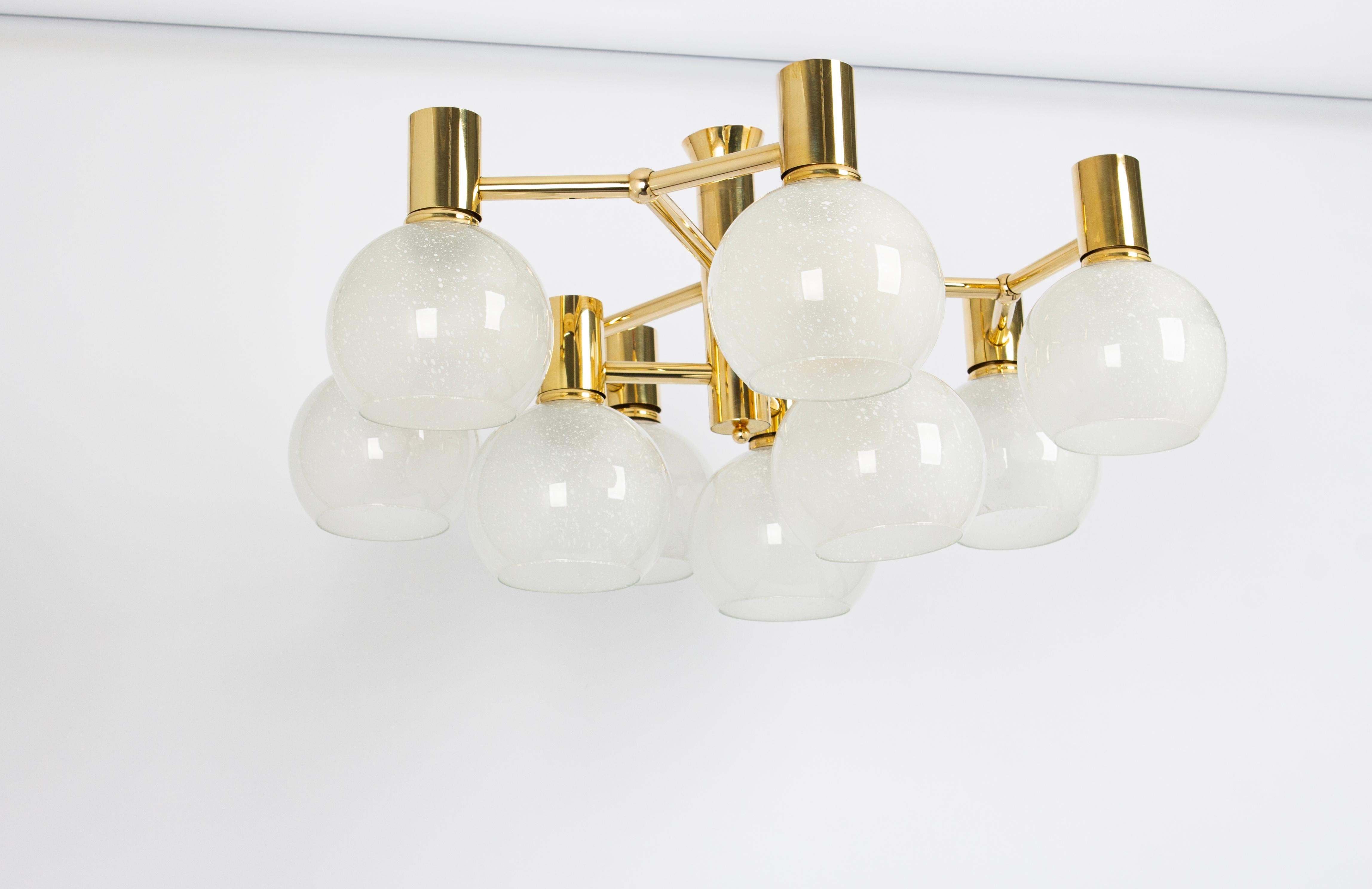 Lustre à neuf lumières en laiton dans le style de Sciolari.
Verre blanc avec un cadre en laiton, le meilleur des années 1960.

De haute qualité et en très bon état. Nettoyé, bien câblé et prêt à être utilisé. 

Le luminaire nécessite 9 ampoules