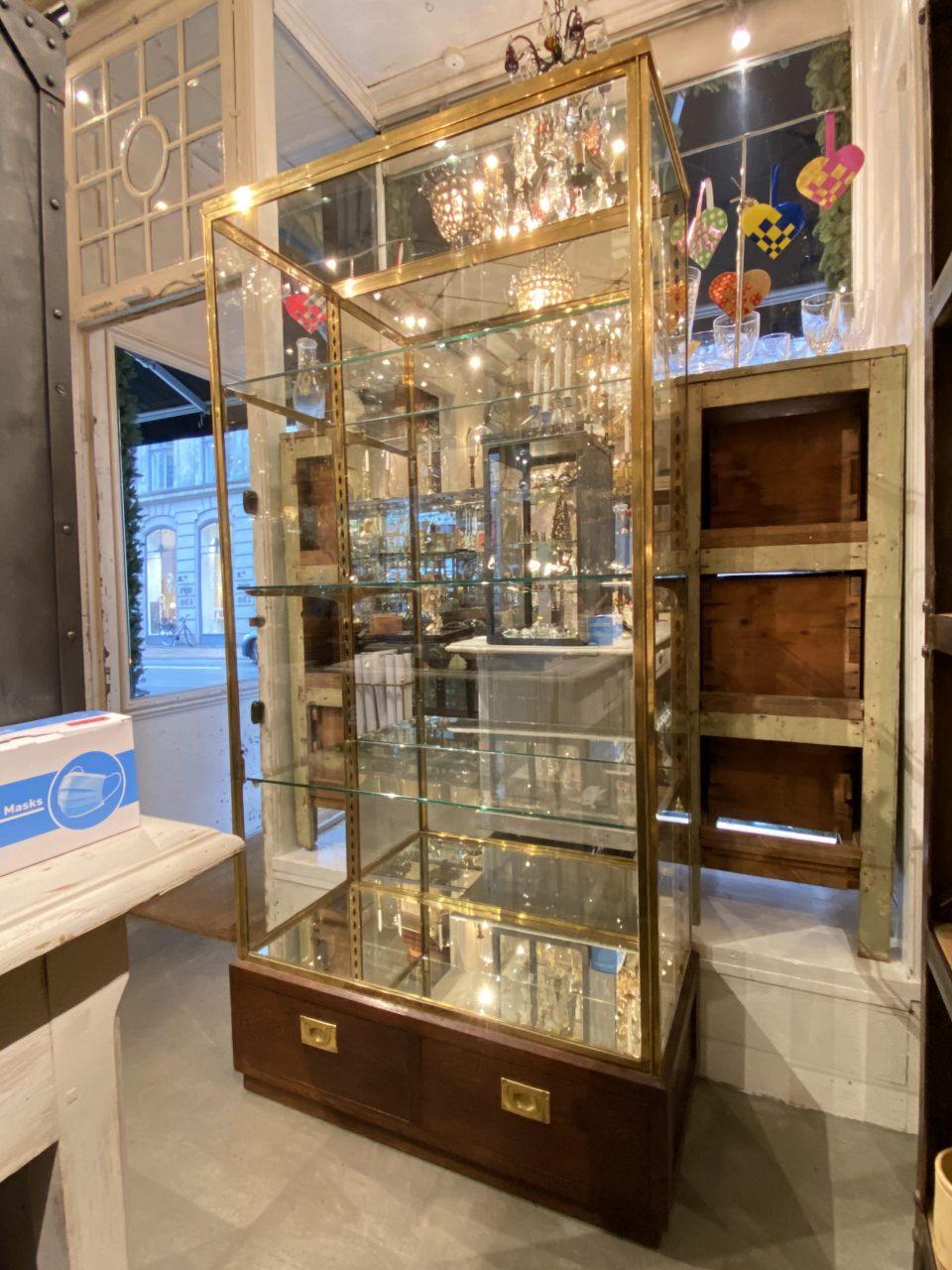 Stunning and well-proportioned midcentury display cabinet, with a quality sleek profiles. Made of brass and with 3 beautiful glass shelves with adjustable shelf brackets in brass and a back covering of mirrored glass. The whole piece rests on a