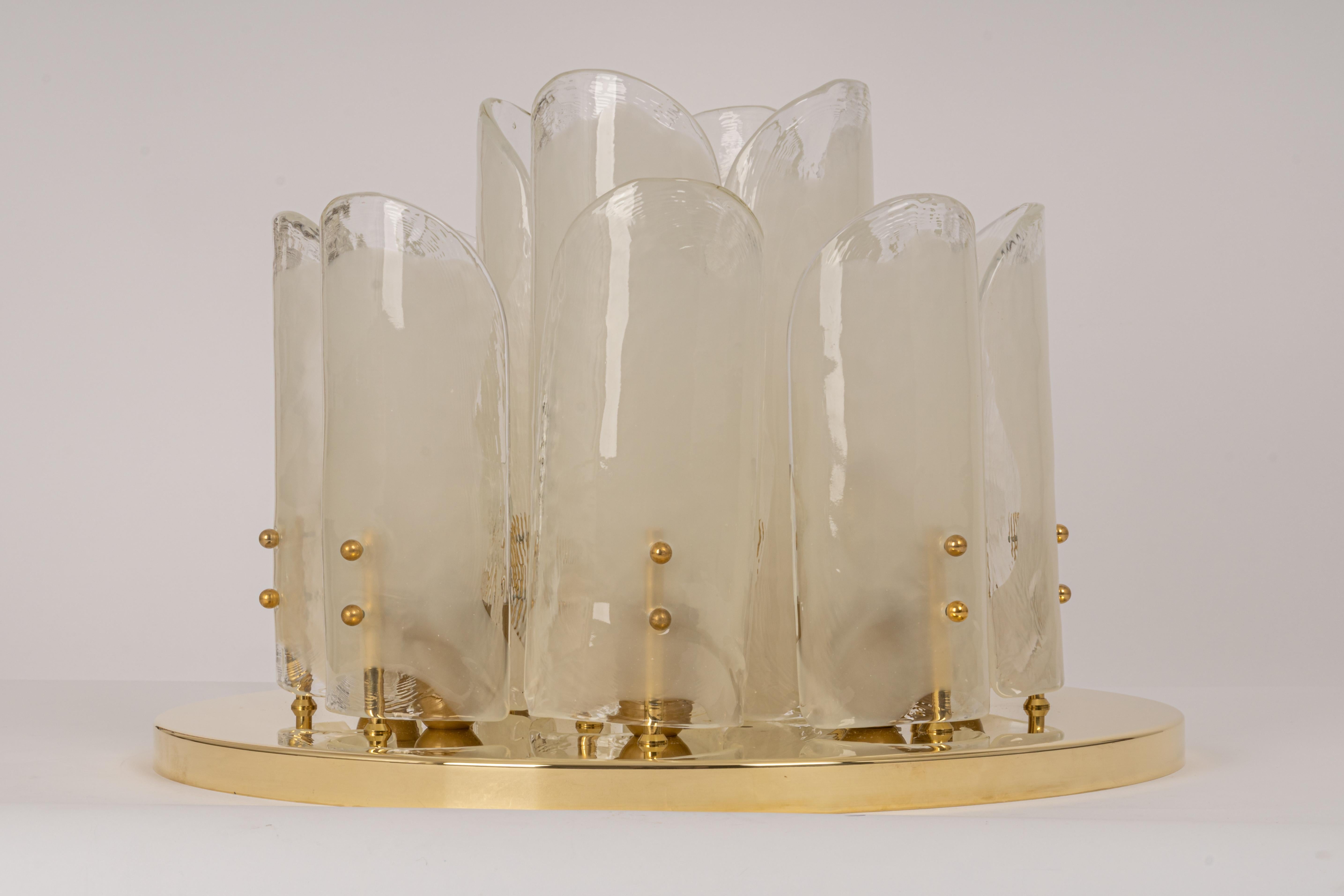 Eine wunderbare Messingleuchte von Kalmar, Österreich, hergestellt ca. 1970-1979.
Tolle Struktur, die viele strukturierte Gläser in Form von Blättern versammelt, die das Licht schön brechen, sehr hohe Qualität.

Hochwertig und in sehr gutem Zustand.