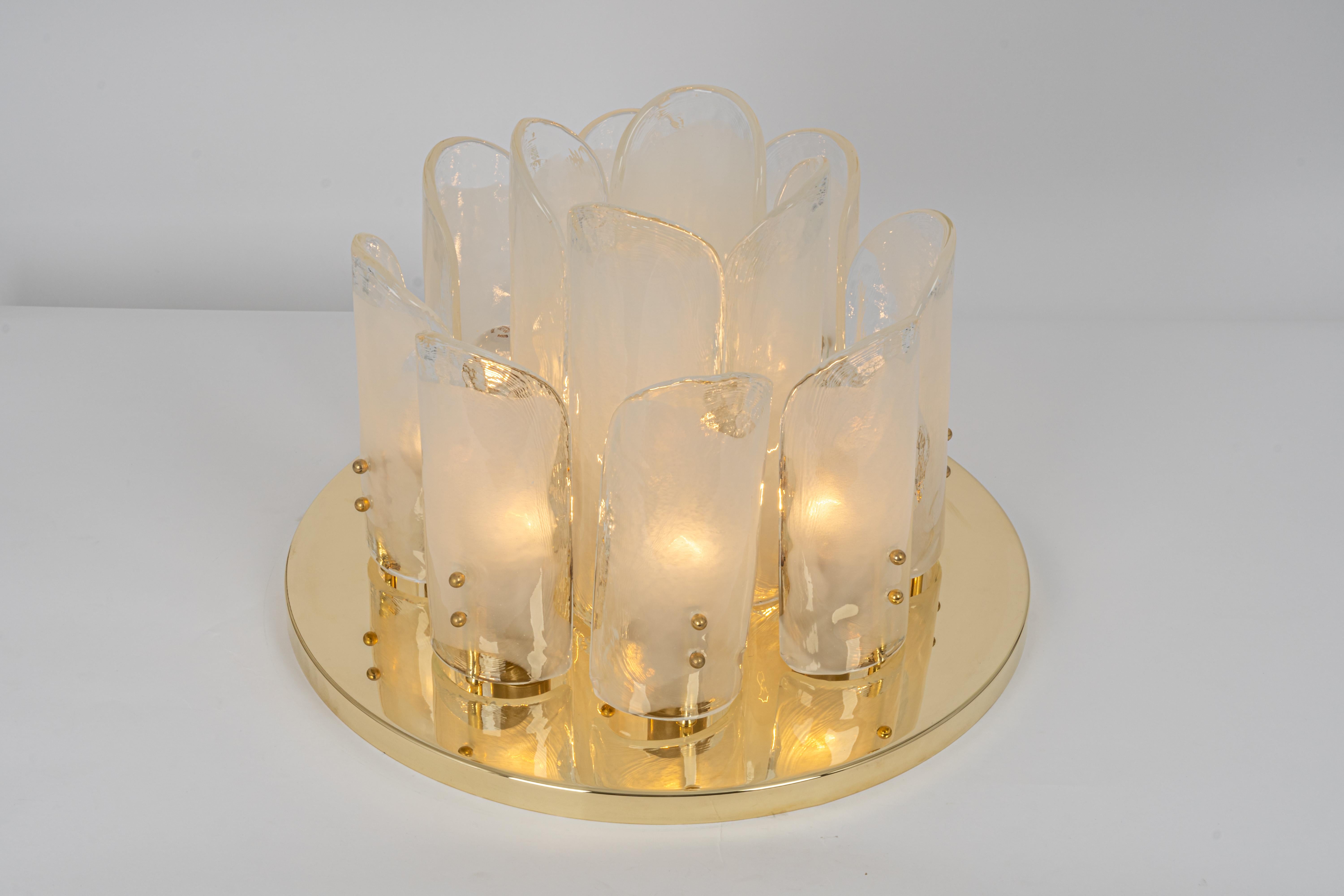 Wunderschöne Leuchte aus Messing und Murano-Glas, Kalmar, Österreich, 1970 im Angebot 2