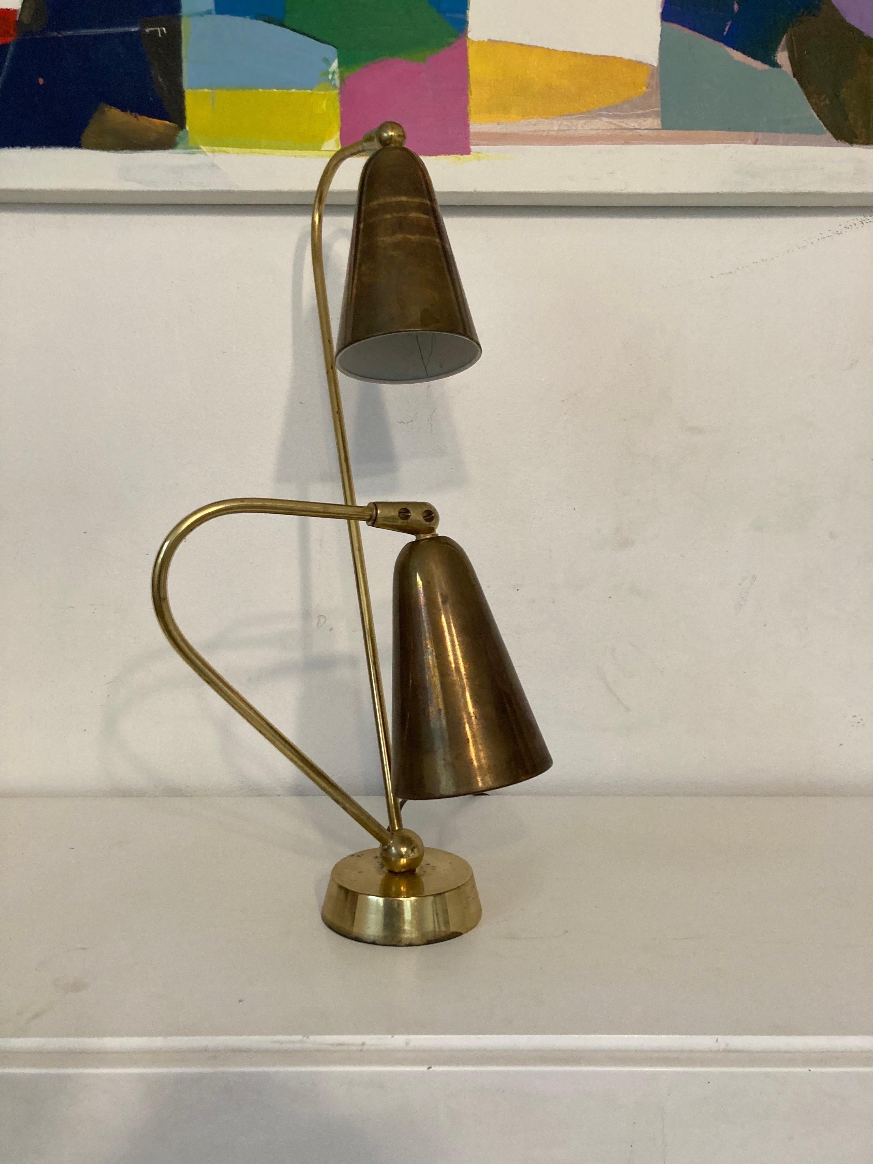 Américain Superbe lampe de bureau en laiton dans le style de Paavo Tynell, États-Unis, années 1950