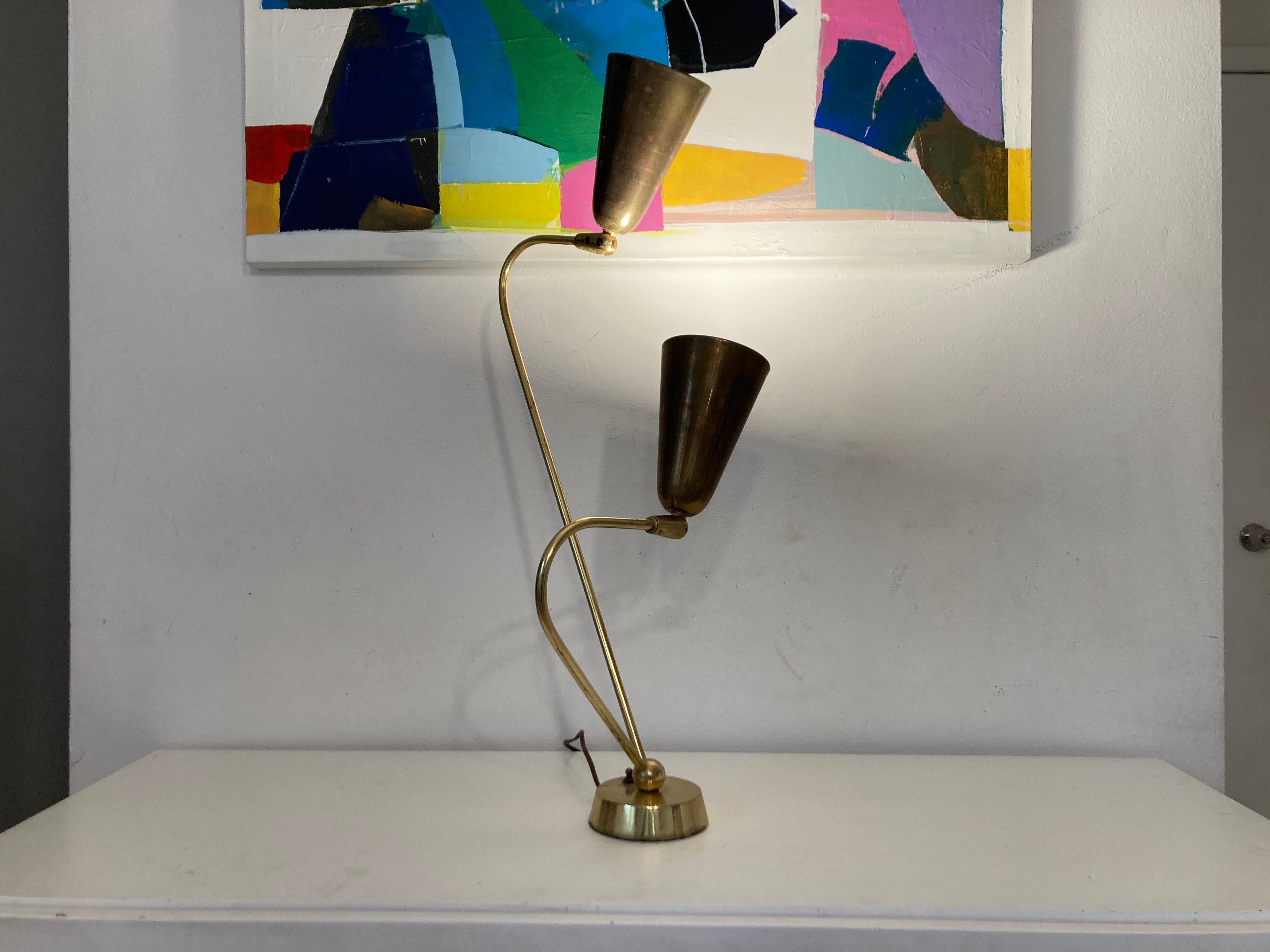 Milieu du XXe siècle Superbe lampe de bureau en laiton dans le style de Paavo Tynell, États-Unis, années 1950