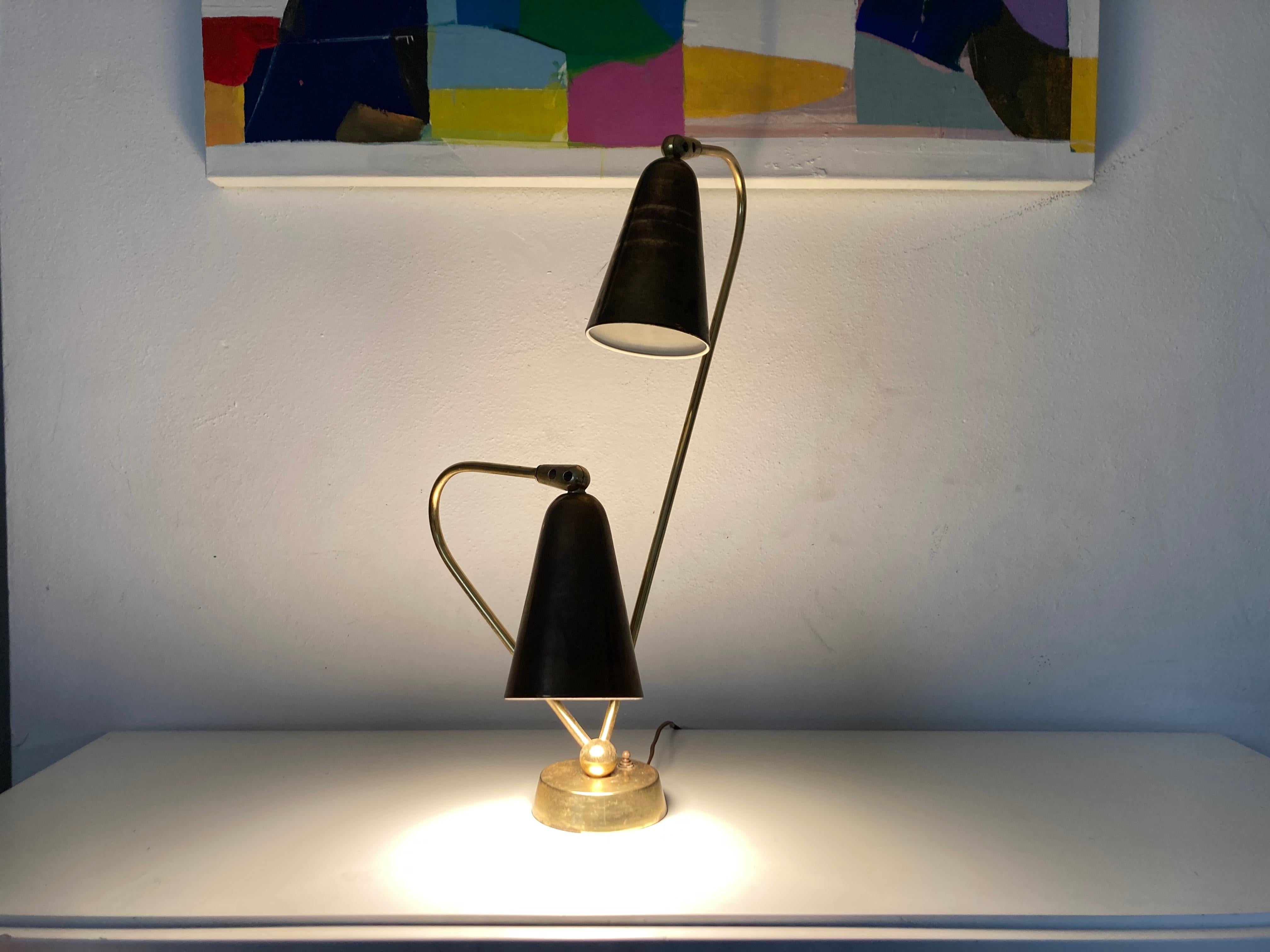 Laiton Superbe lampe de bureau en laiton dans le style de Paavo Tynell, États-Unis, années 1950