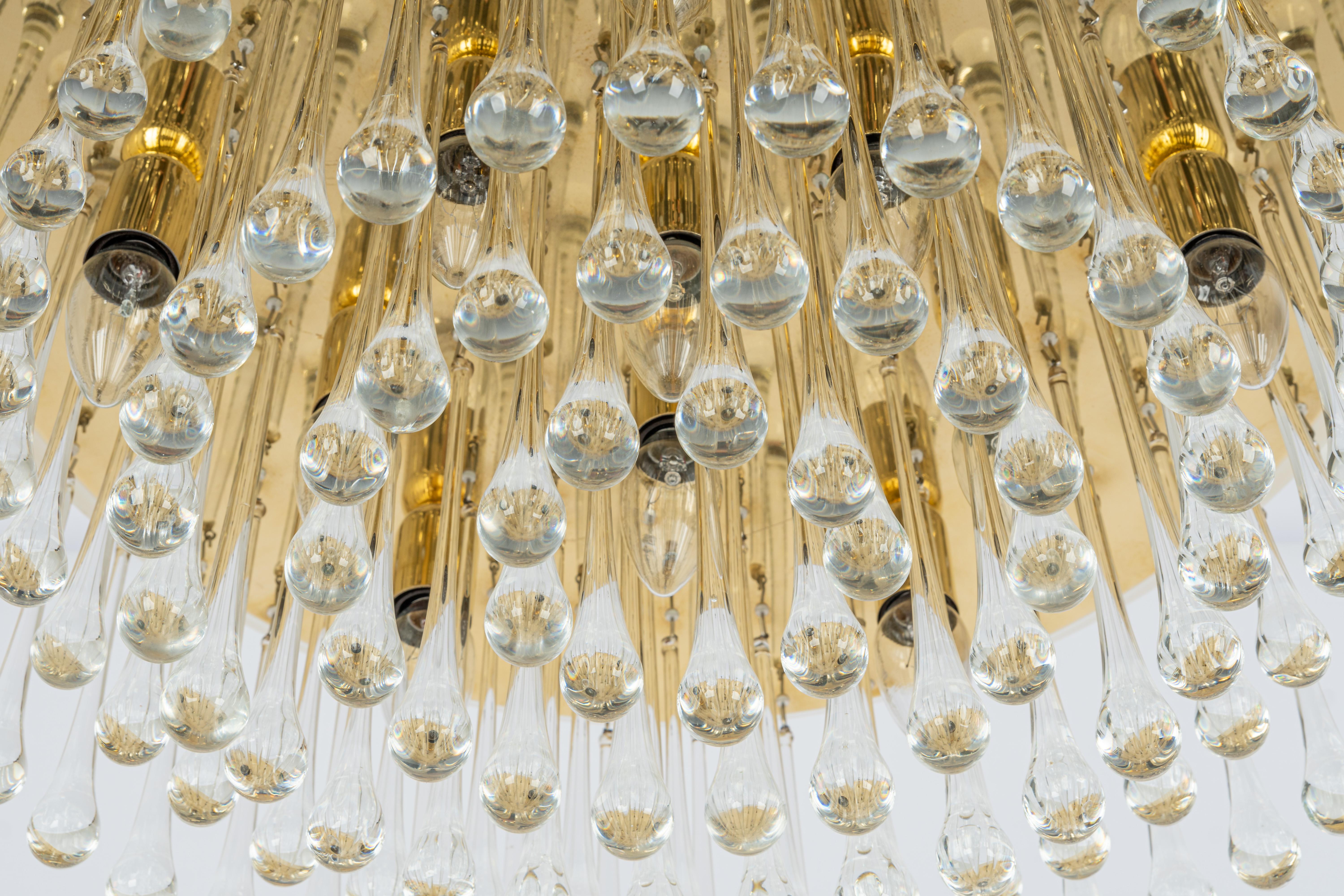 Atemberaubende Tropfenglas-Leuchte aus Messing mit Tränenglasur, Kalmar, Österreich, 1970er Jahre (Moderne der Mitte des Jahrhunderts) im Angebot