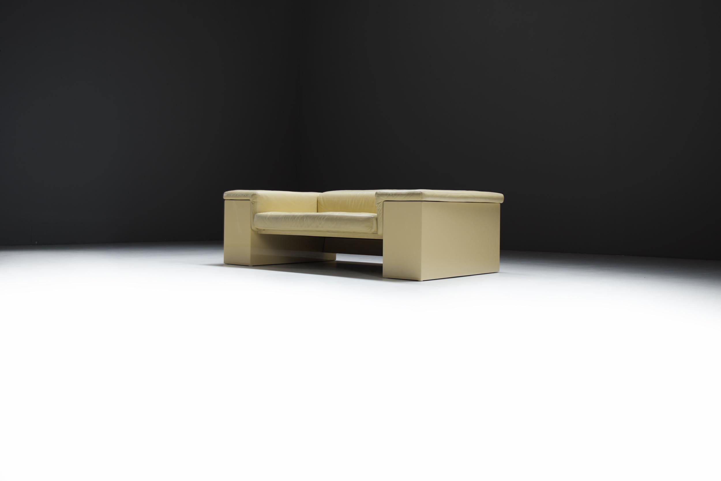 Mid-Century Modern Stunning Brigadier sofa in very rare soft yellow by Cini Boeri for Knoll. Signed For Sale