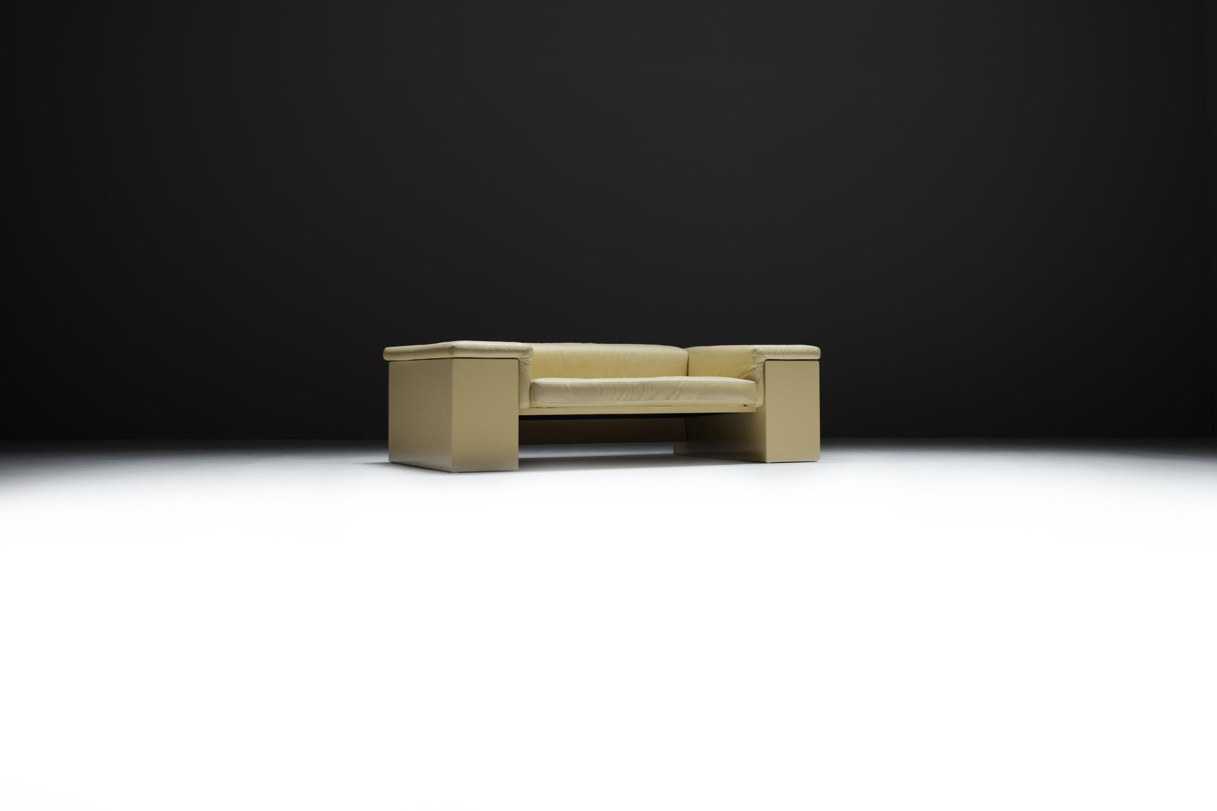 Italian Stunning Brigadier sofa in very rare soft yellow by Cini Boeri for Knoll. Signed For Sale