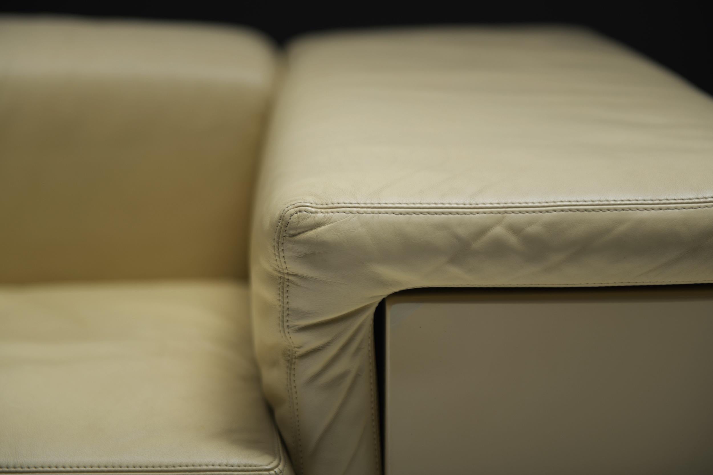Stunning Brigadier sofa in very rare soft yellow by Cini Boeri for Knoll. Signed For Sale 2