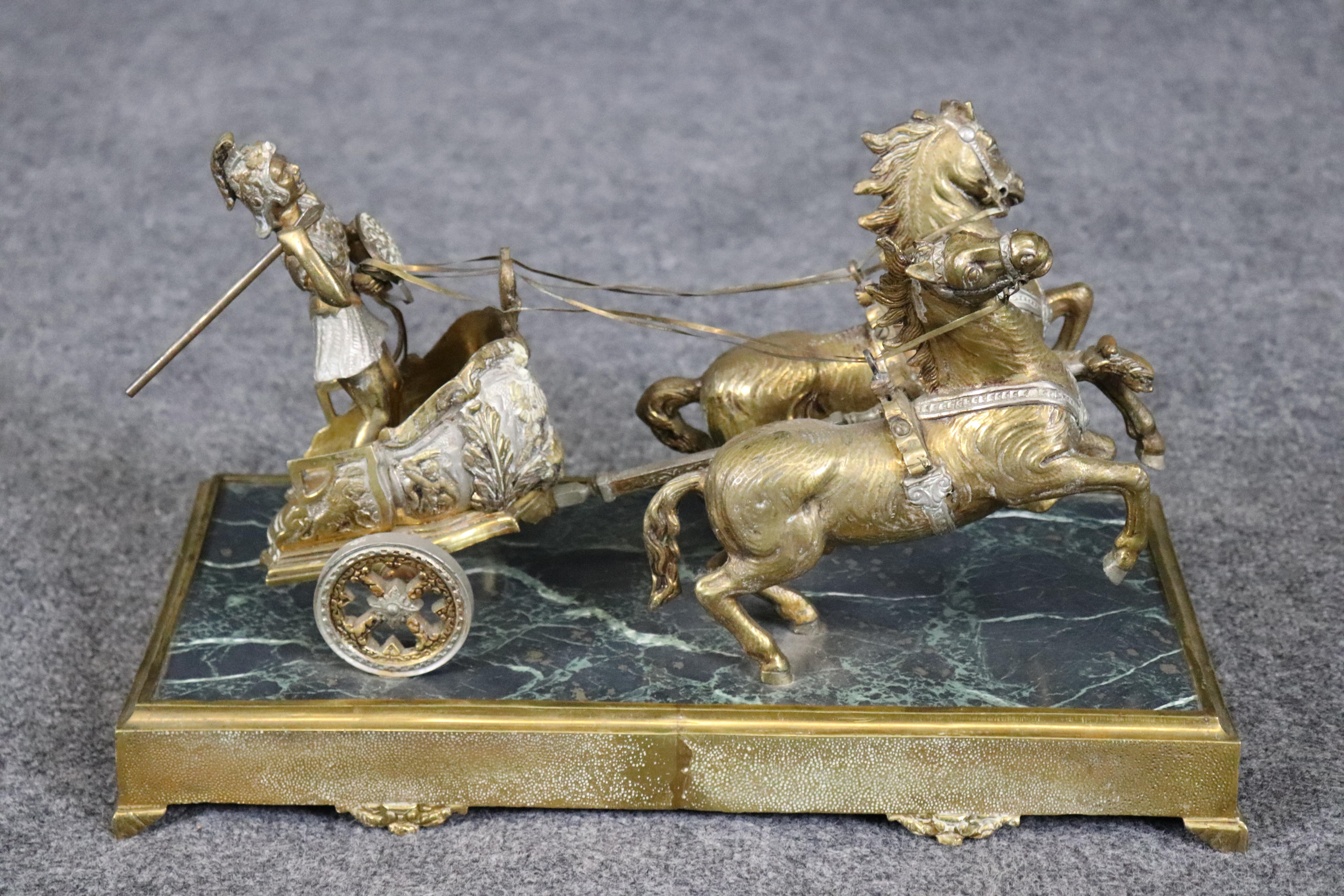 Si tratta di un'opera fantastica e minuziosamente dettagliata, davvero ben fatta. Nota i tratti realistici del corpo e del volto del cavallo e gli incredibili dettagli dell'abbigliamento del soldato e persino delle ruote. Questo è un capolavoro che