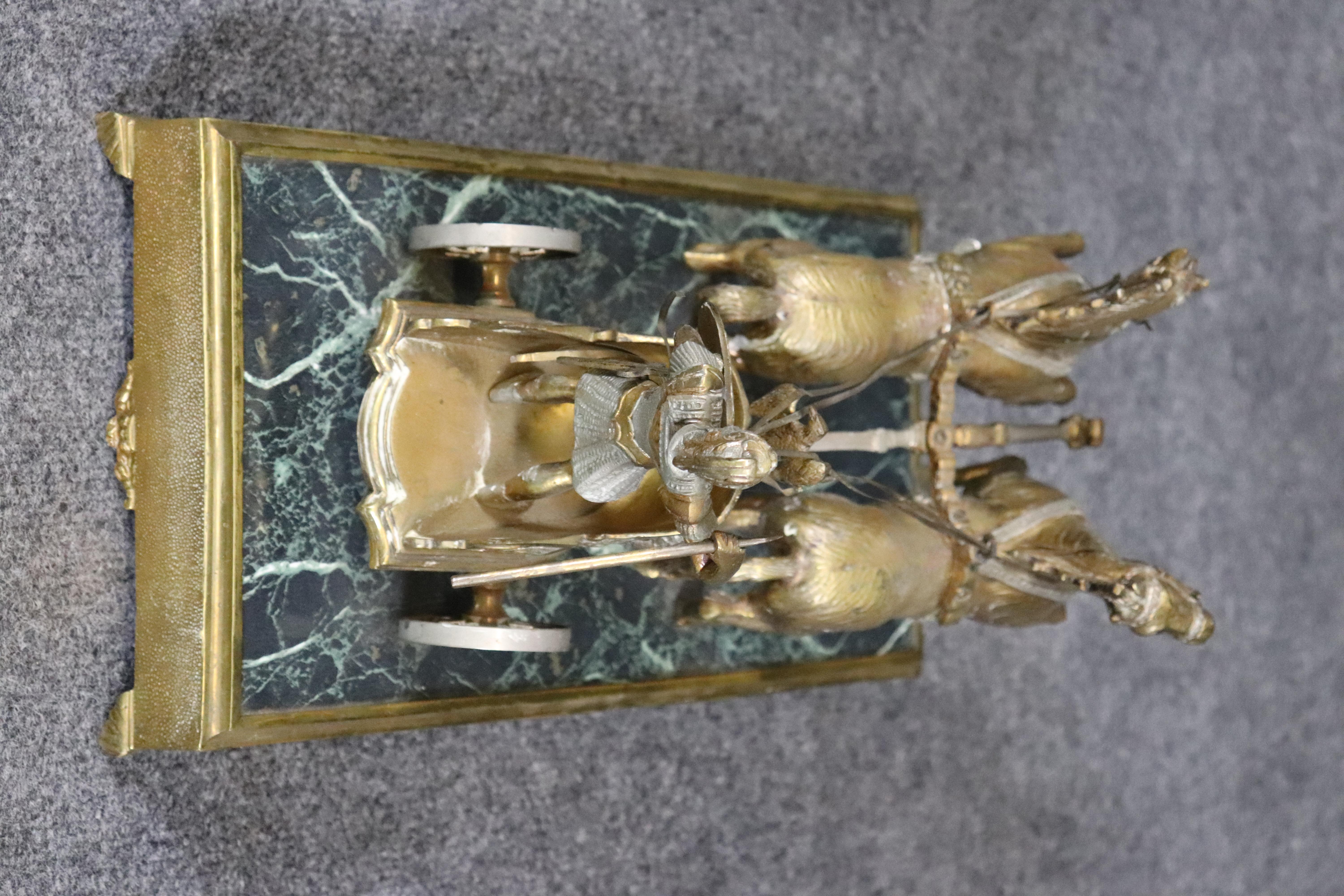Neoclassico Stupefacente soldato romano in bronzo e marmo su carro con cavalli in vendita