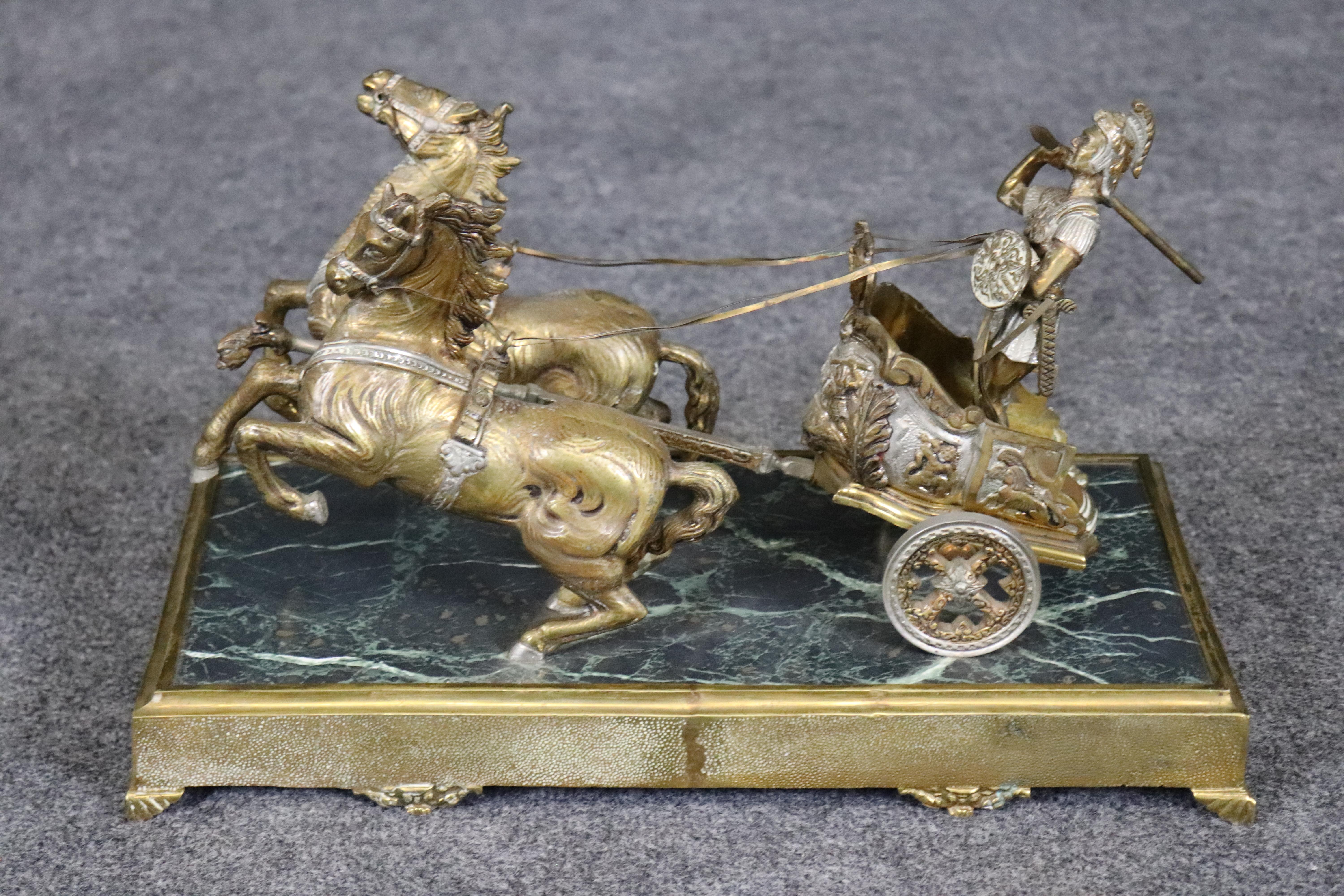 Europeo Stupefacente soldato romano in bronzo e marmo su carro con cavalli in vendita