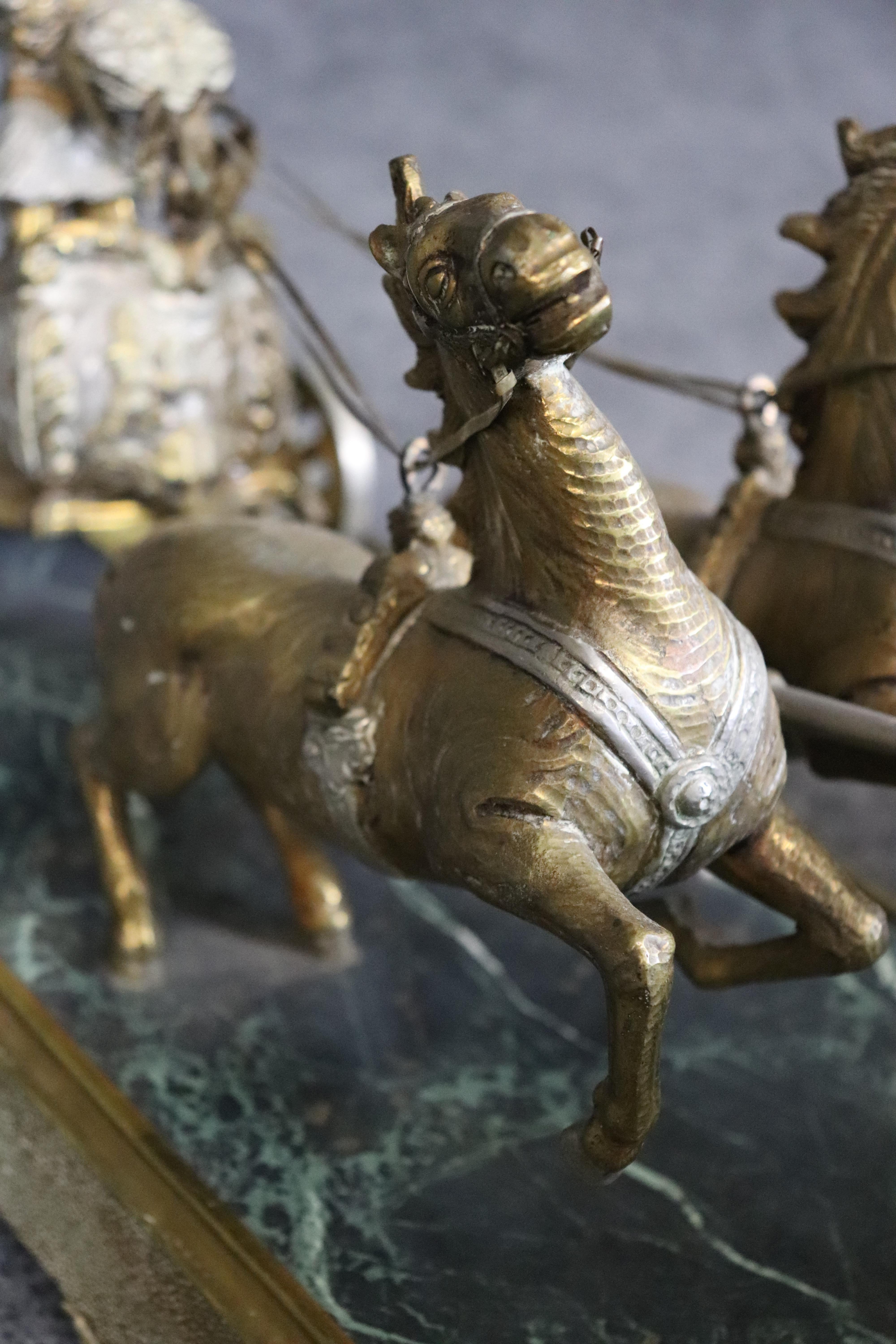 Bronzo Stupefacente soldato romano in bronzo e marmo su carro con cavalli in vendita
