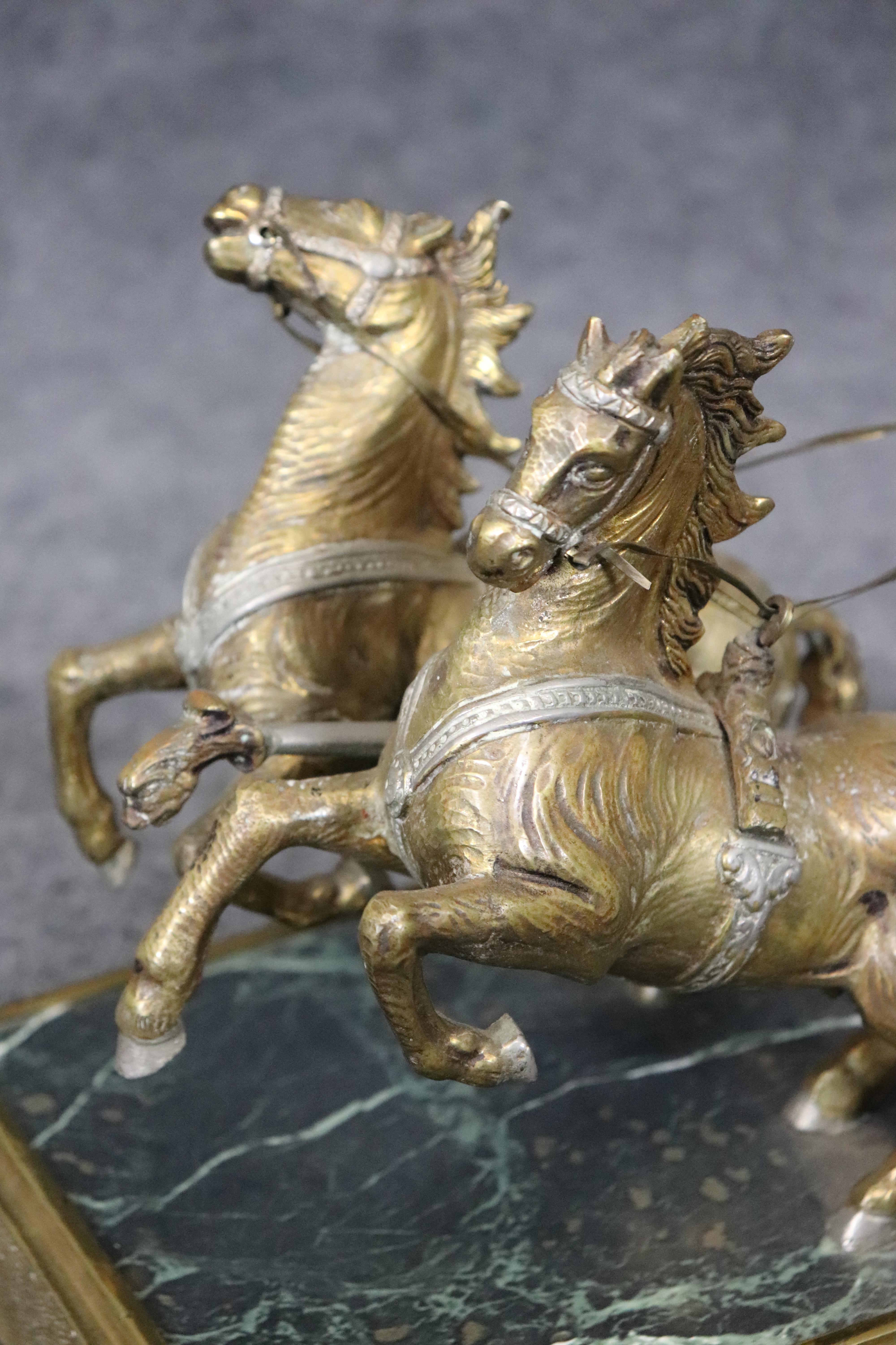 Stupefacente soldato romano in bronzo e marmo su carro con cavalli in vendita 2