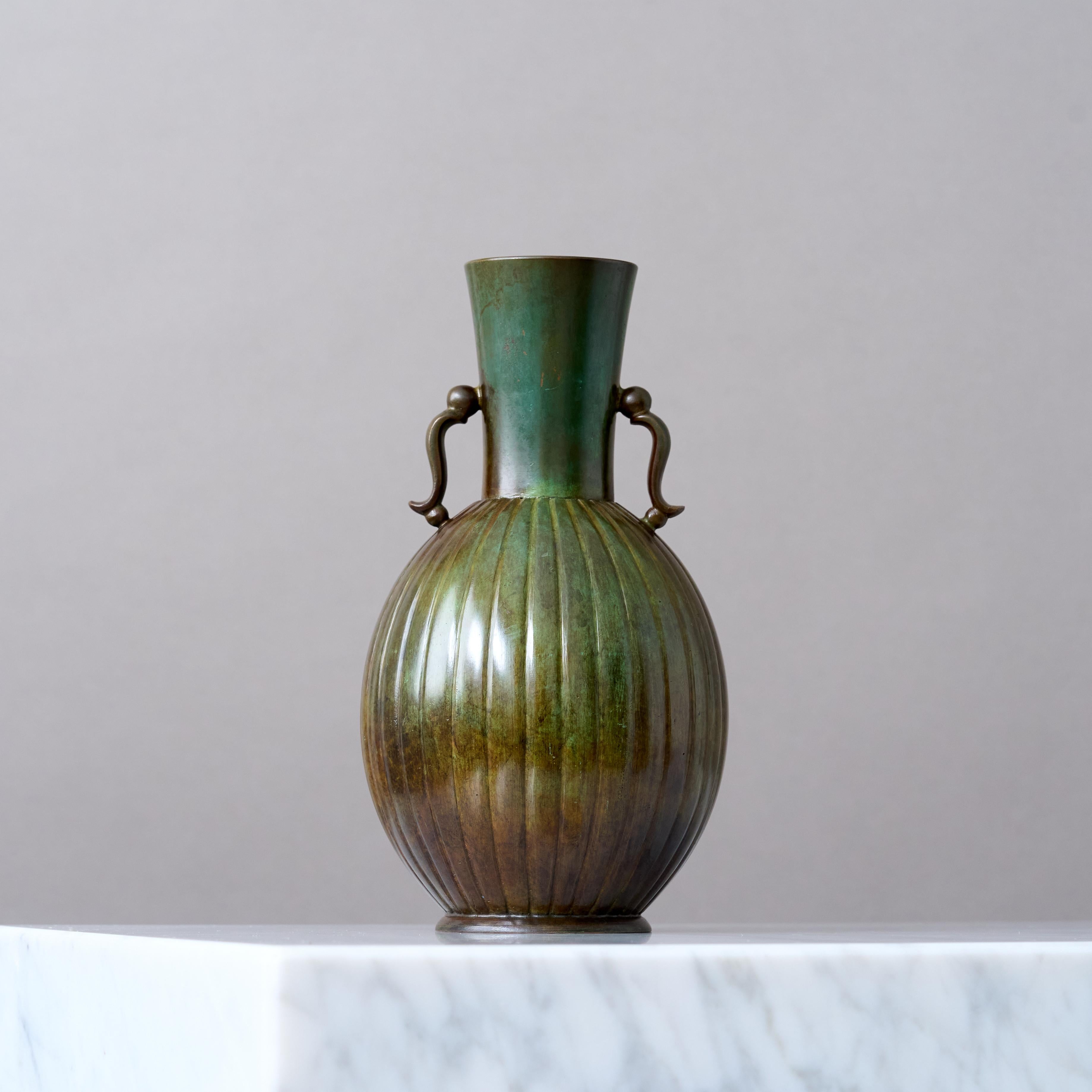 Un bellissimo vaso in bronzo Art Deco / Swedish Grace con un'incredibile patina. 
Realizzata da GAB Guldsmedsaktiebolaget, Svezia, anni '30.  

Condizioni eccellenti.
Timbro 