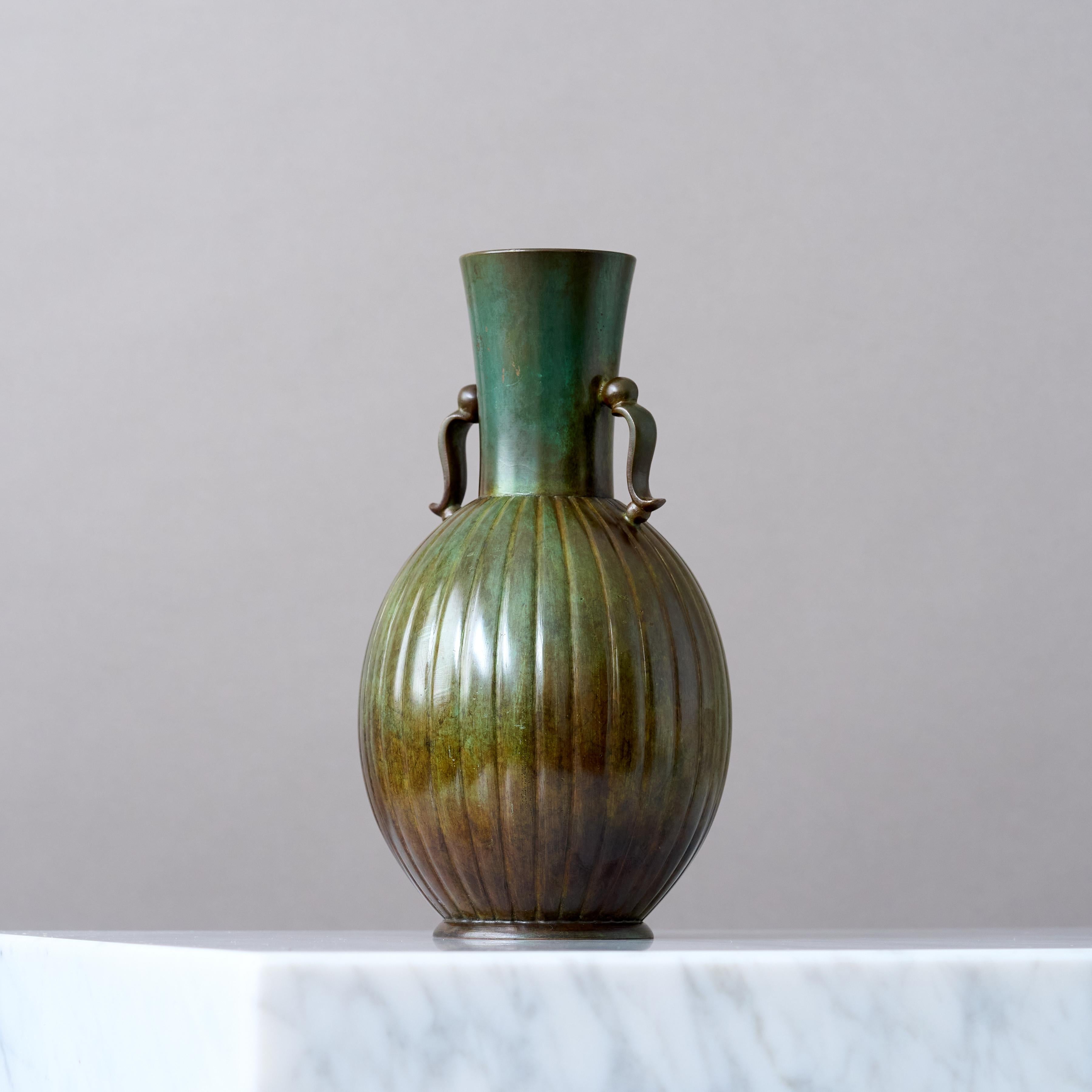 Scandinavo moderno Stupendo vaso Art Deco in bronzo di GAB Guldsmedsaktiebolaget, Svezia, anni '30. in vendita