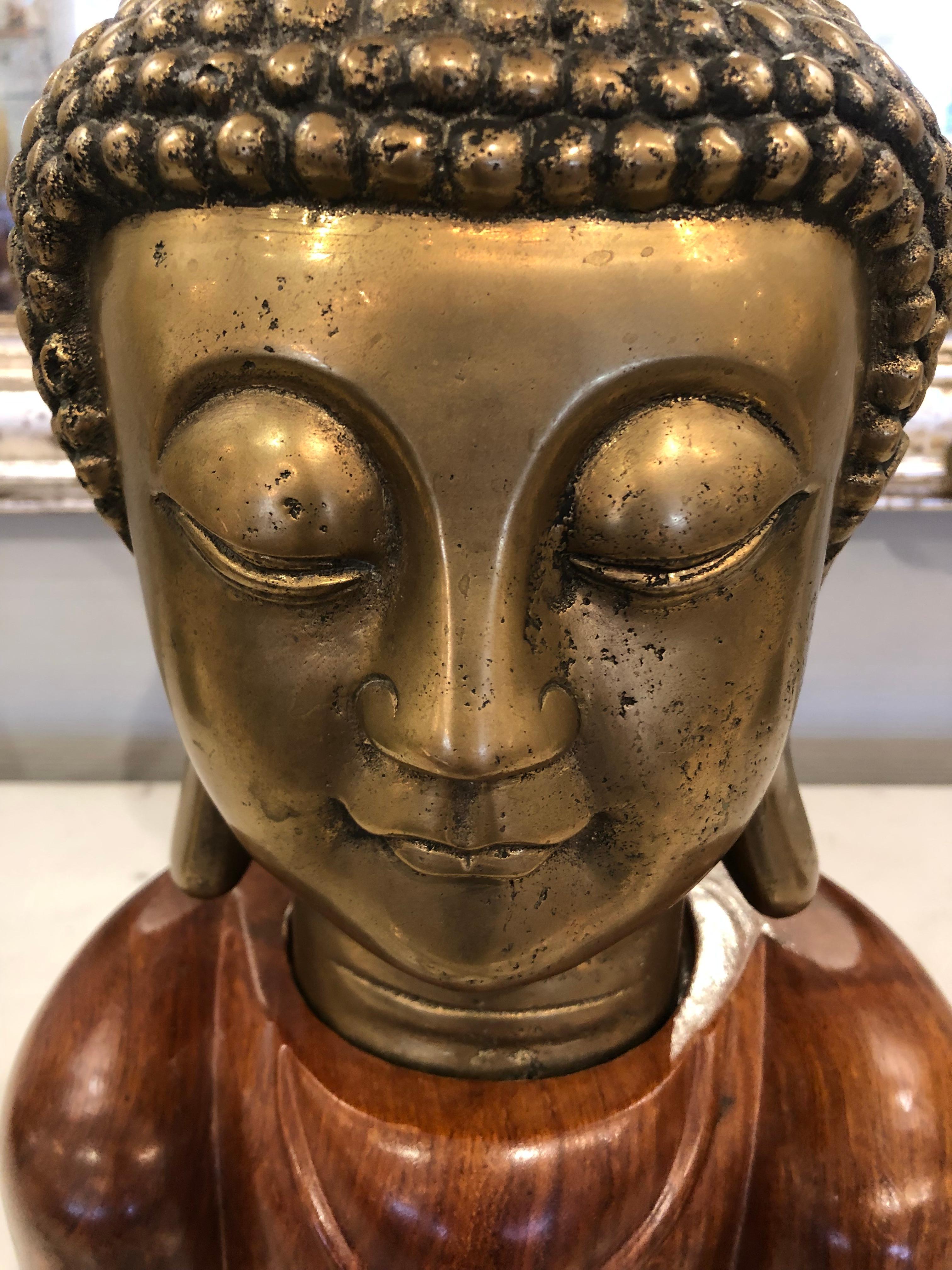 Atemberaubende Buddha-Statue aus Bronze auf Holzsockel (Chinesisch) im Angebot