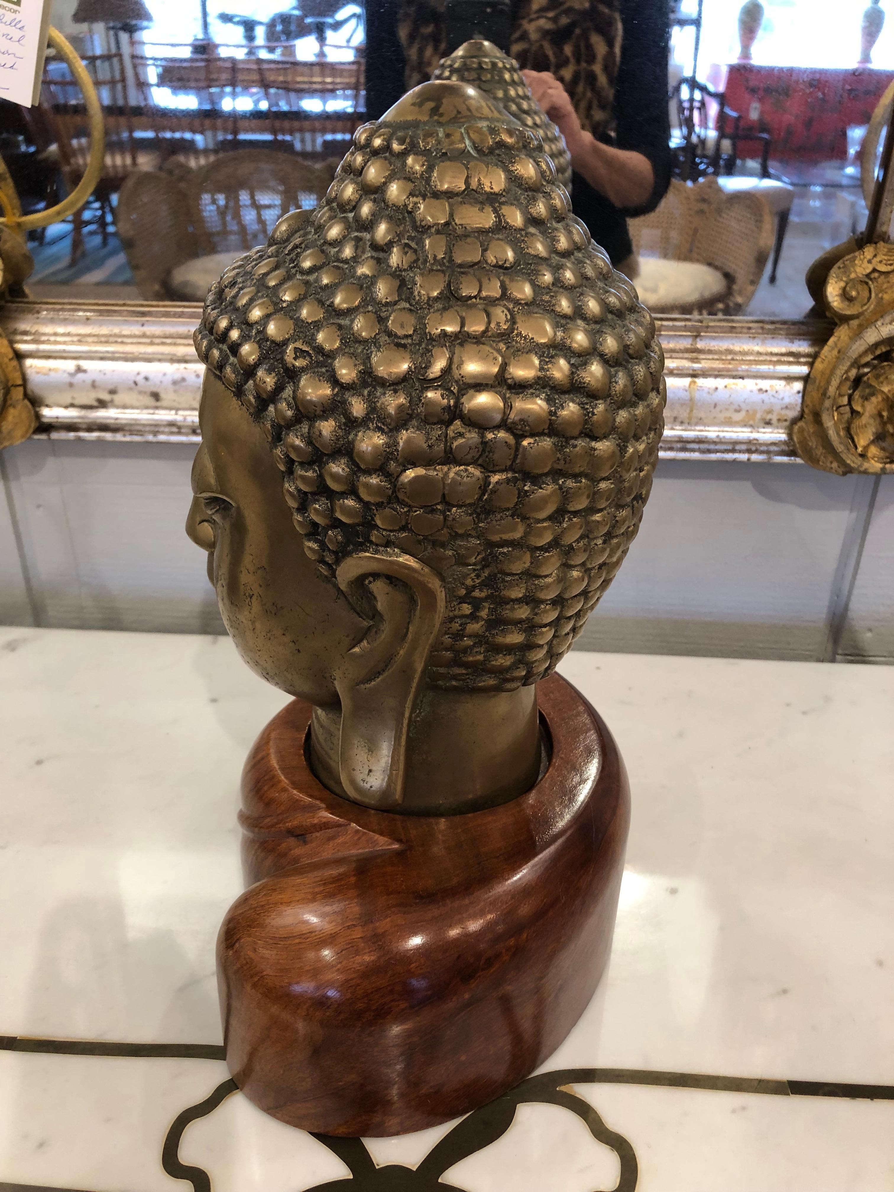 Bronze Superbe statue de Bouddha en bronze sur base en bois en vente