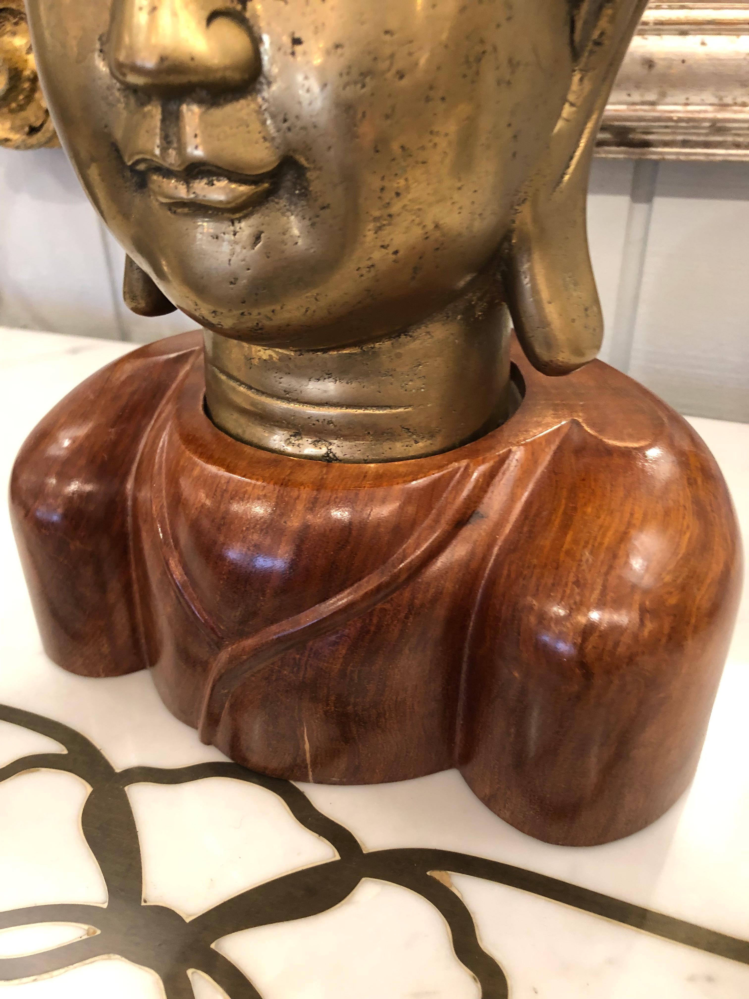 Superbe statue de Bouddha en bronze sur base en bois en vente 3