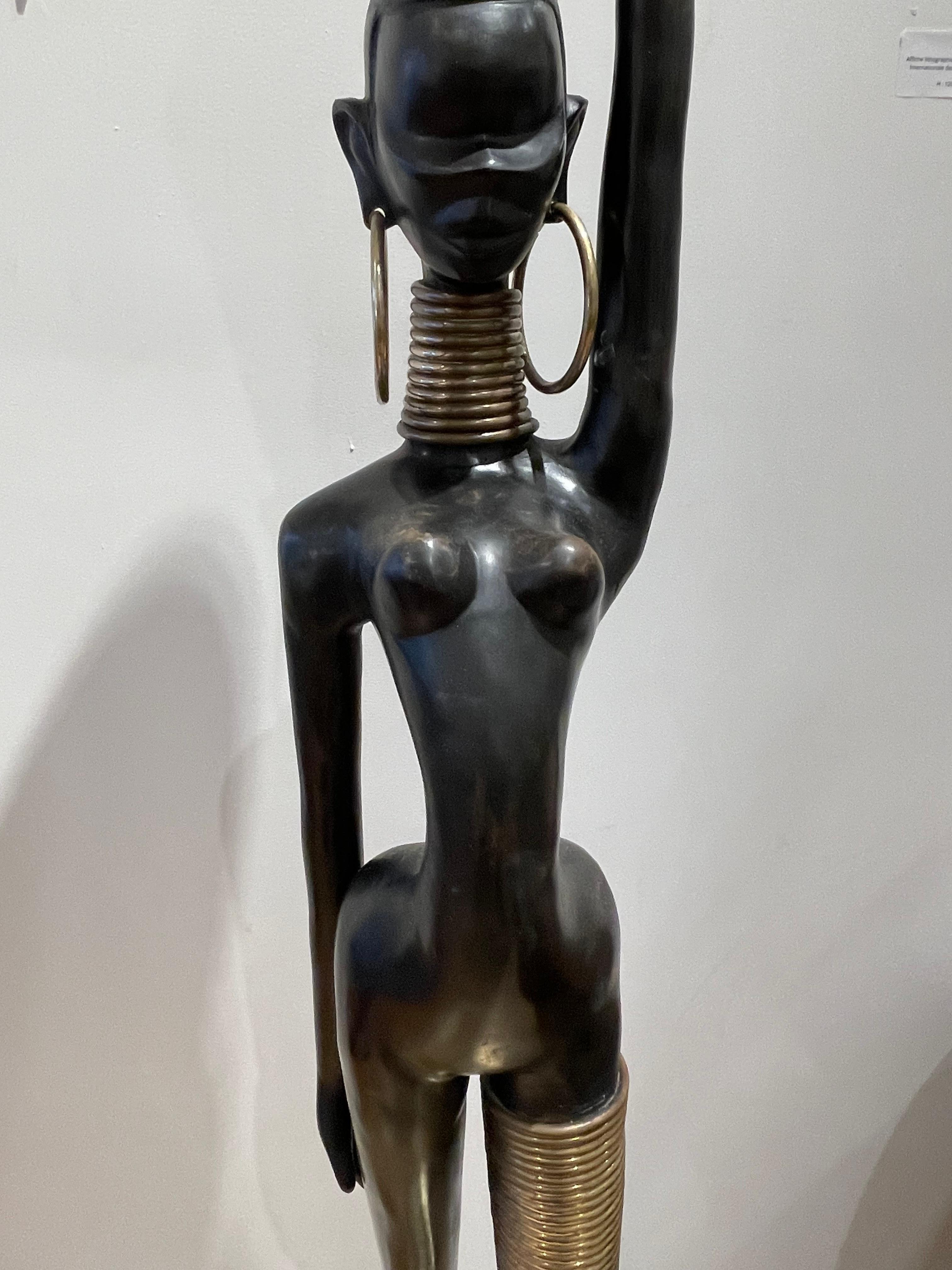 Atemberaubende Bronze einer afrikanischen Dame, die Wasser trägt, im Stil von Karl Hagenaue im Angebot 3