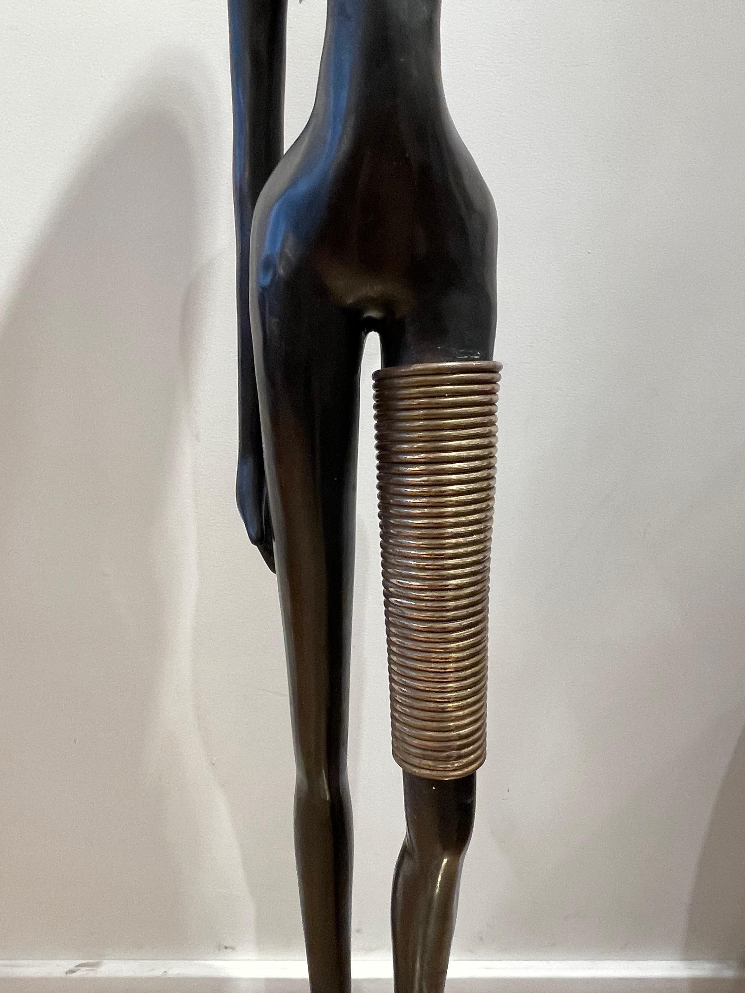 Atemberaubende Bronze einer afrikanischen Dame, die Wasser trägt, im Stil von Karl Hagenaue im Angebot 4