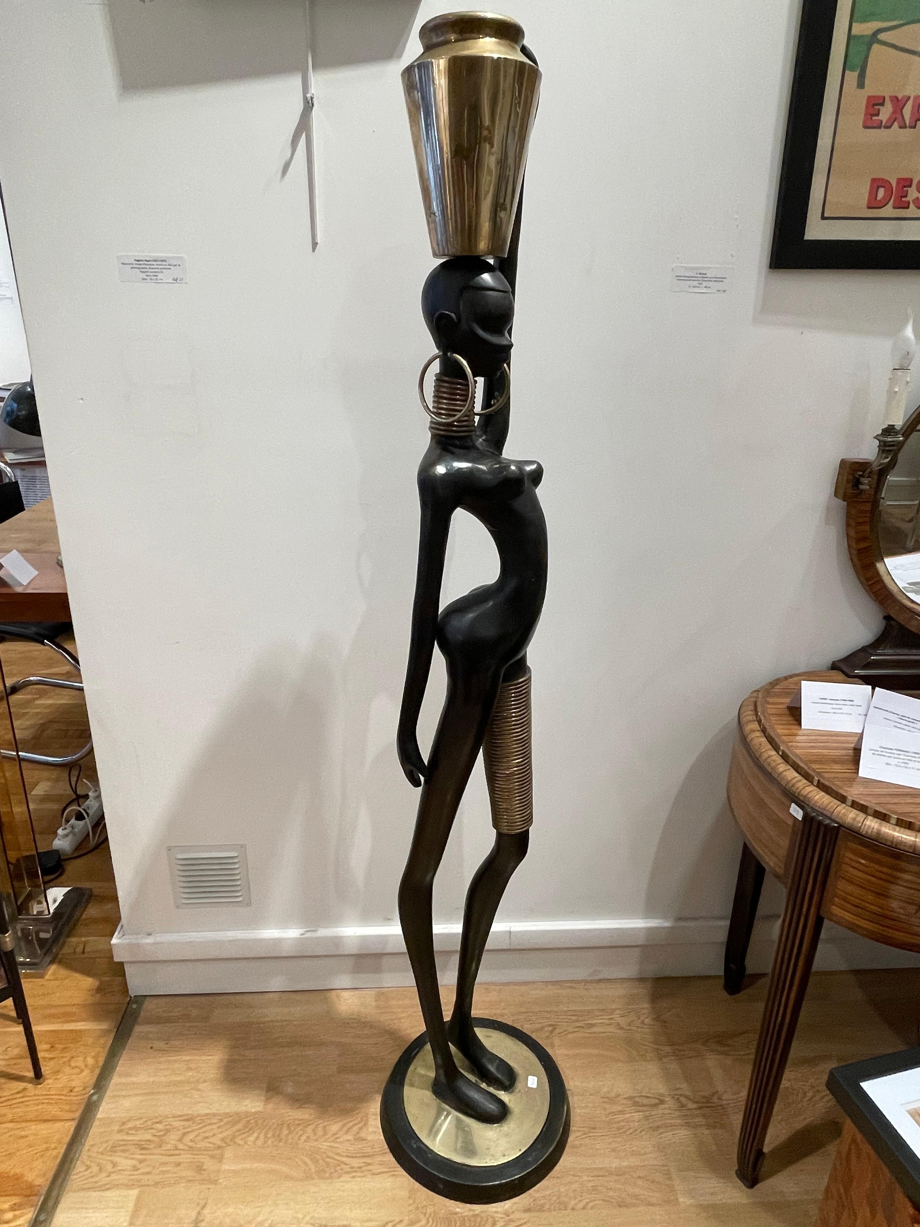 Stunning Bronze of an African lady carrying water, in the style of Karl Hagenaue In Good Condition For Sale In Paris, FR