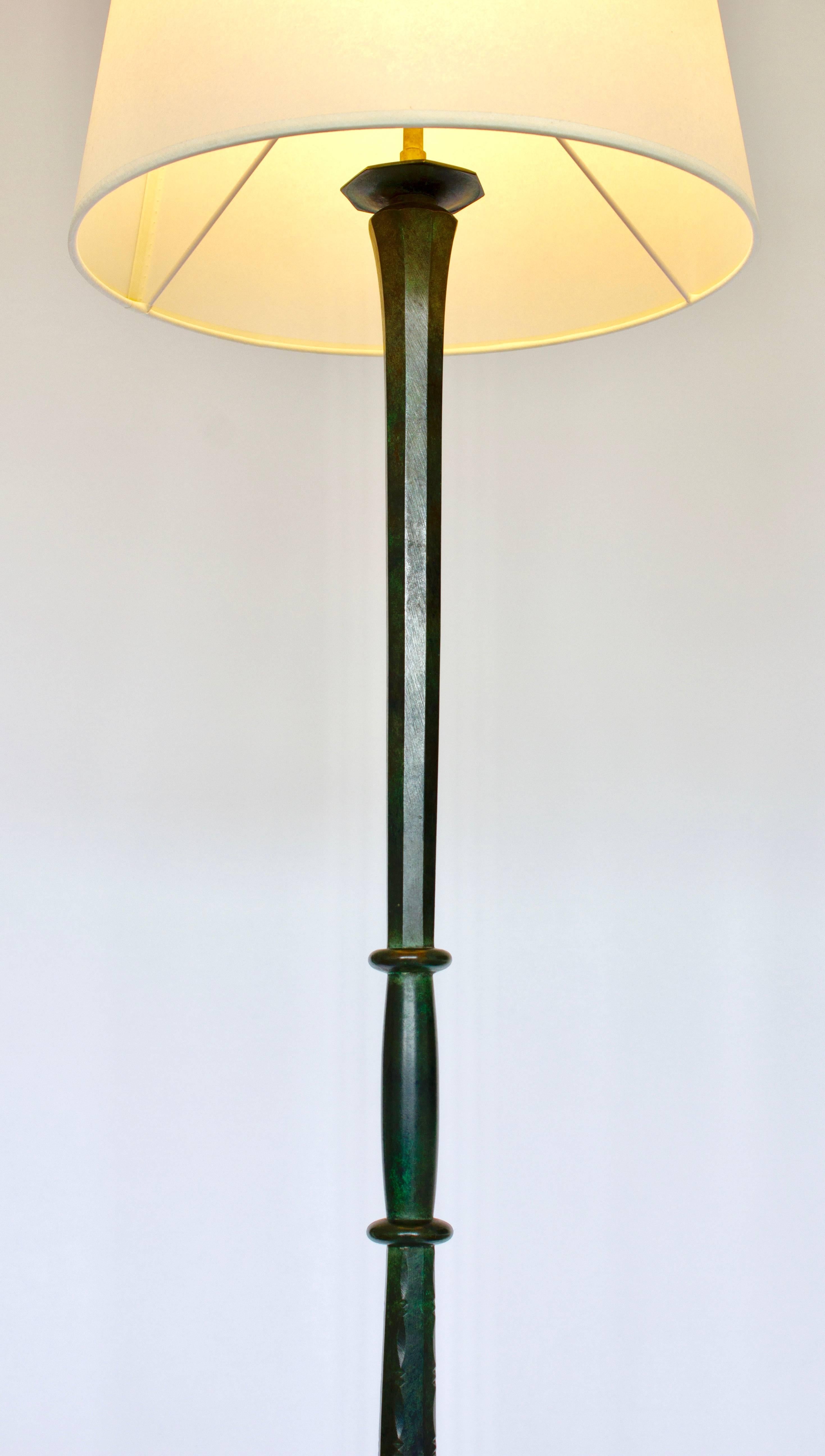 France, circa 1930.
Bronze Work by Philippe Genet and Lucien Michon.
Green skated bronze with chiseled motive.
This lamp shines with its elegance, its beautiful lines and its skated chasing.
Dimensions: Height 170 cm (without lampshade) and 210