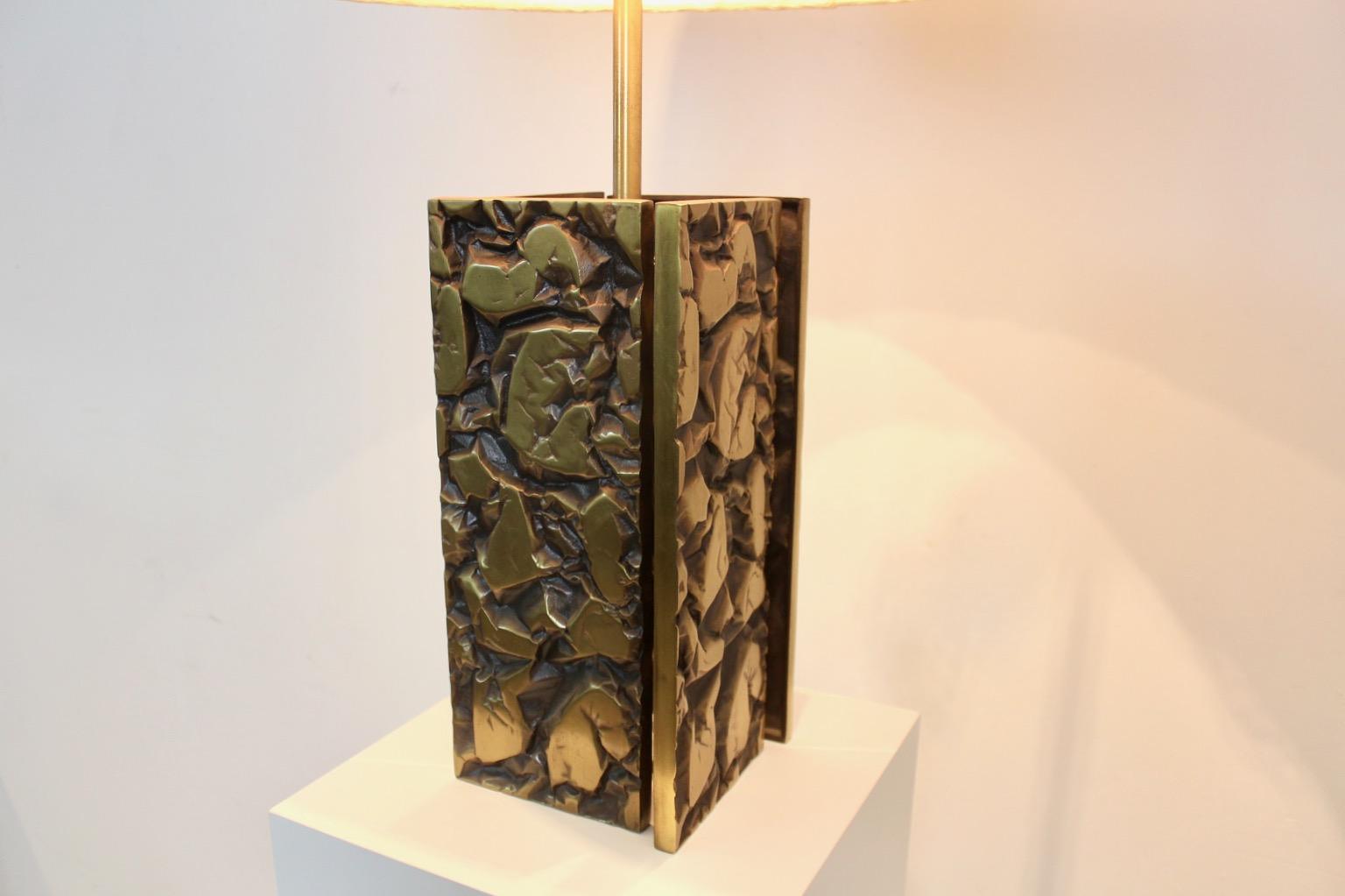 Superbe lampe de bureau brutaliste en métal sculpté avec abat-jour structuré en laine brute en vente 5