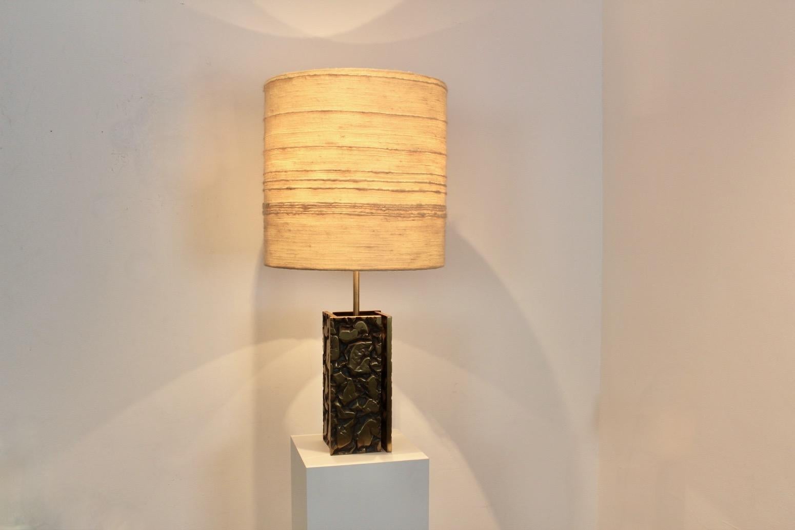 Laiton Superbe lampe de bureau brutaliste en métal sculpté avec abat-jour structuré en laine brute en vente