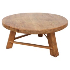 Superbe table basse en chêne lourd d'inspiration brutaliste Pierre Chapo