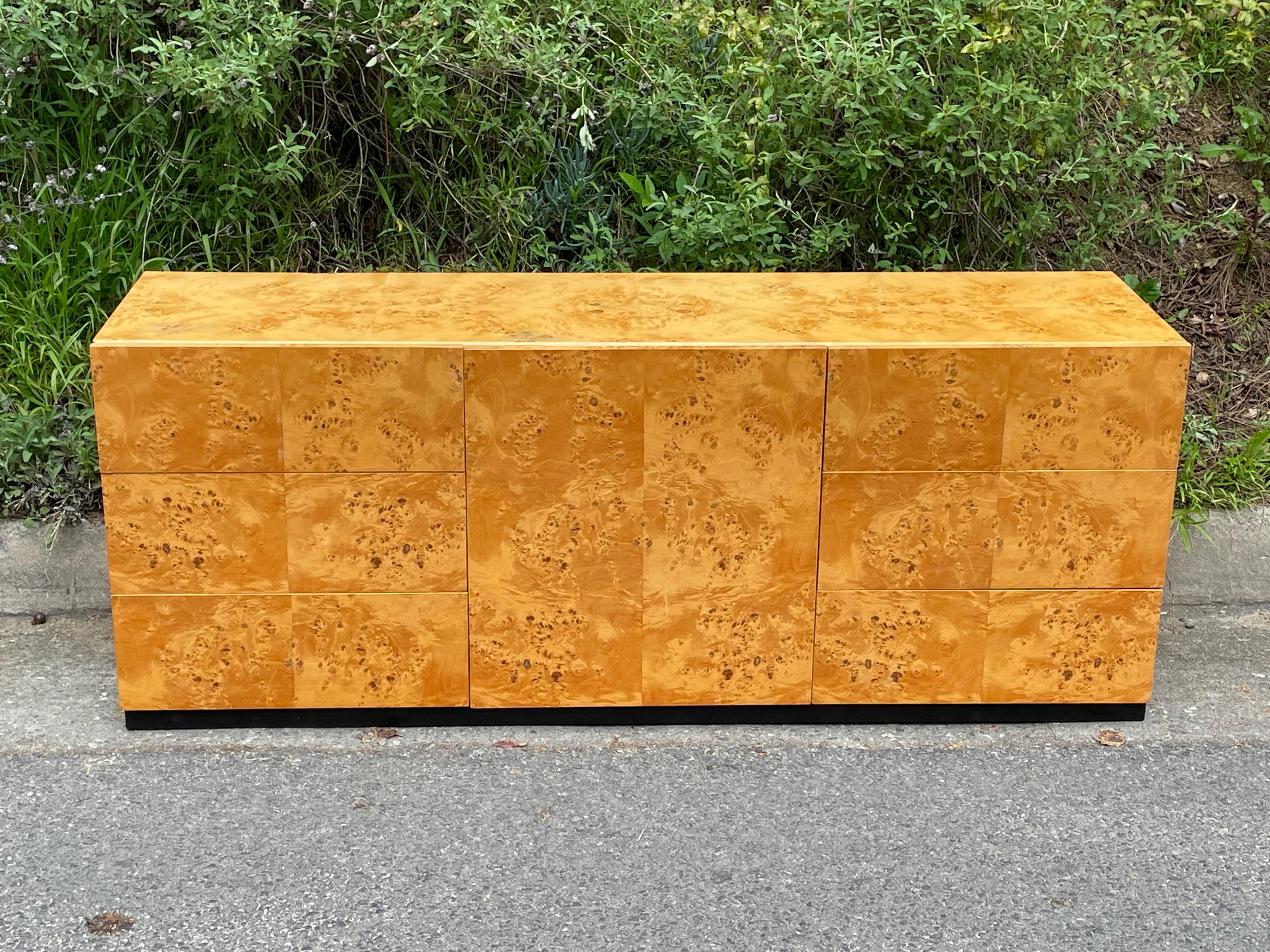 Stunning Burl Wood Credenza Dresser by Arthur Umanoff for Dillingham, 1970s For Sale 1