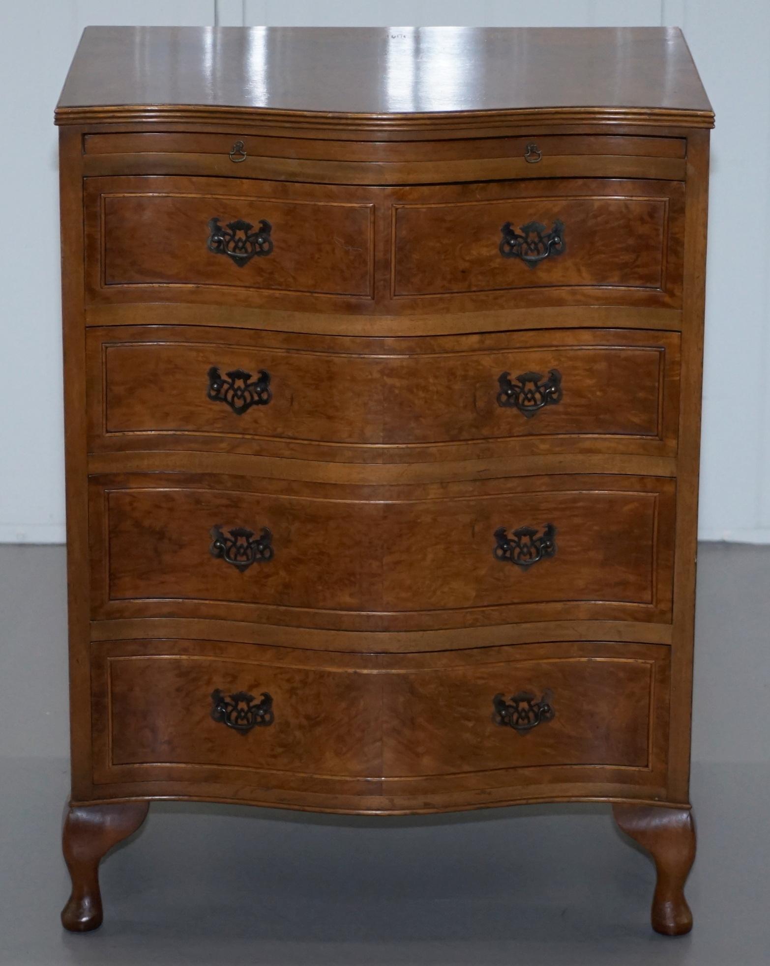 We are delighted to this lovely vintage burr walnut chest of drawers with butlers serving tray

A good looking, functional and well made piece of furniture, the drawers all open and close as they should, the serving tray is a nice feature it keeps