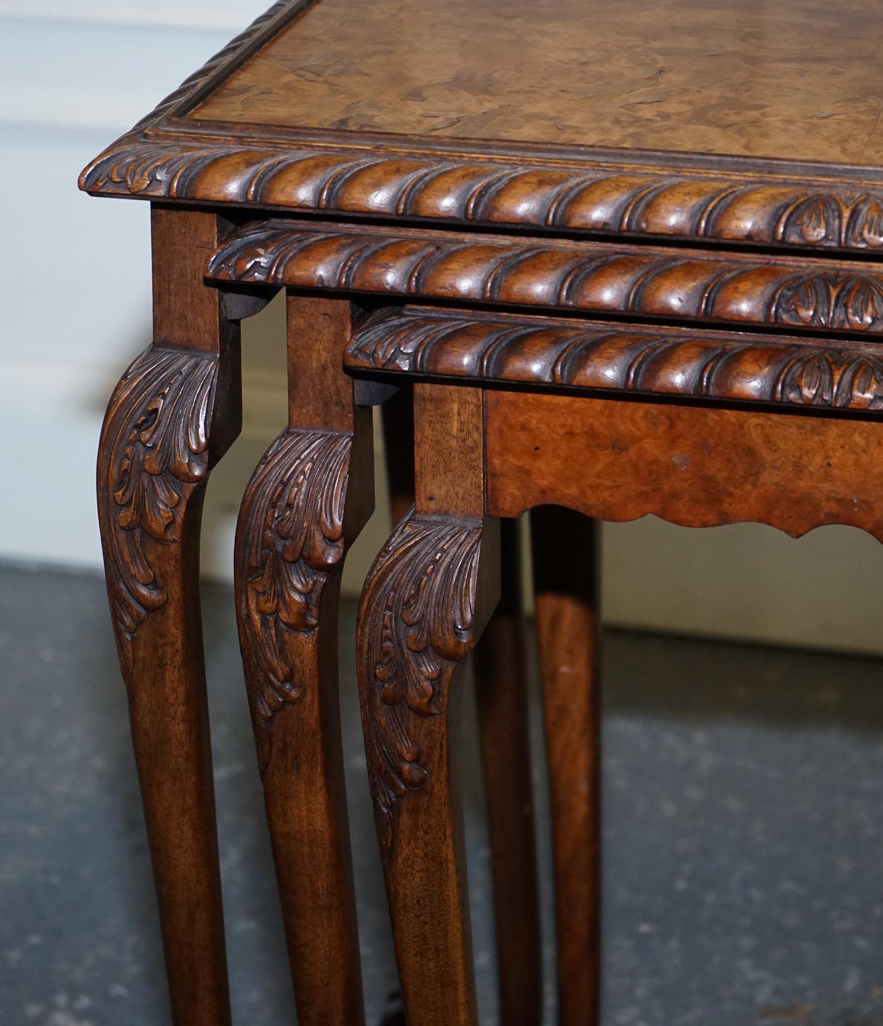 STUNNiNG BURR WALNUT NEST OF  THREE TABLES CARVED CLAW & BALL FEET In Good Condition For Sale In Pulborough, GB