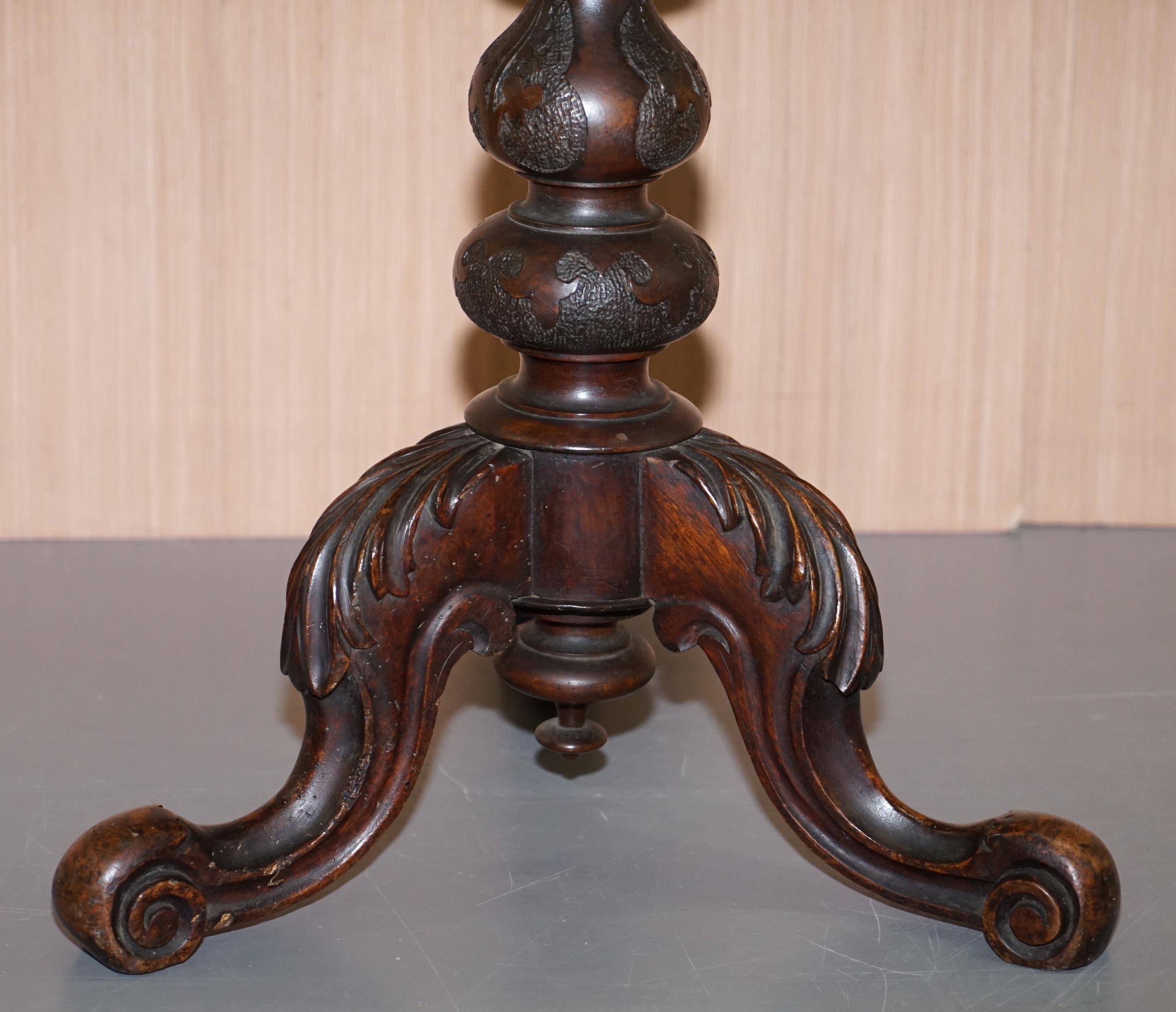 Impresionante mesa de costura victoriana de nogal rebabas muy tallada forrada de terciopelo por toda la superficie en venta 5