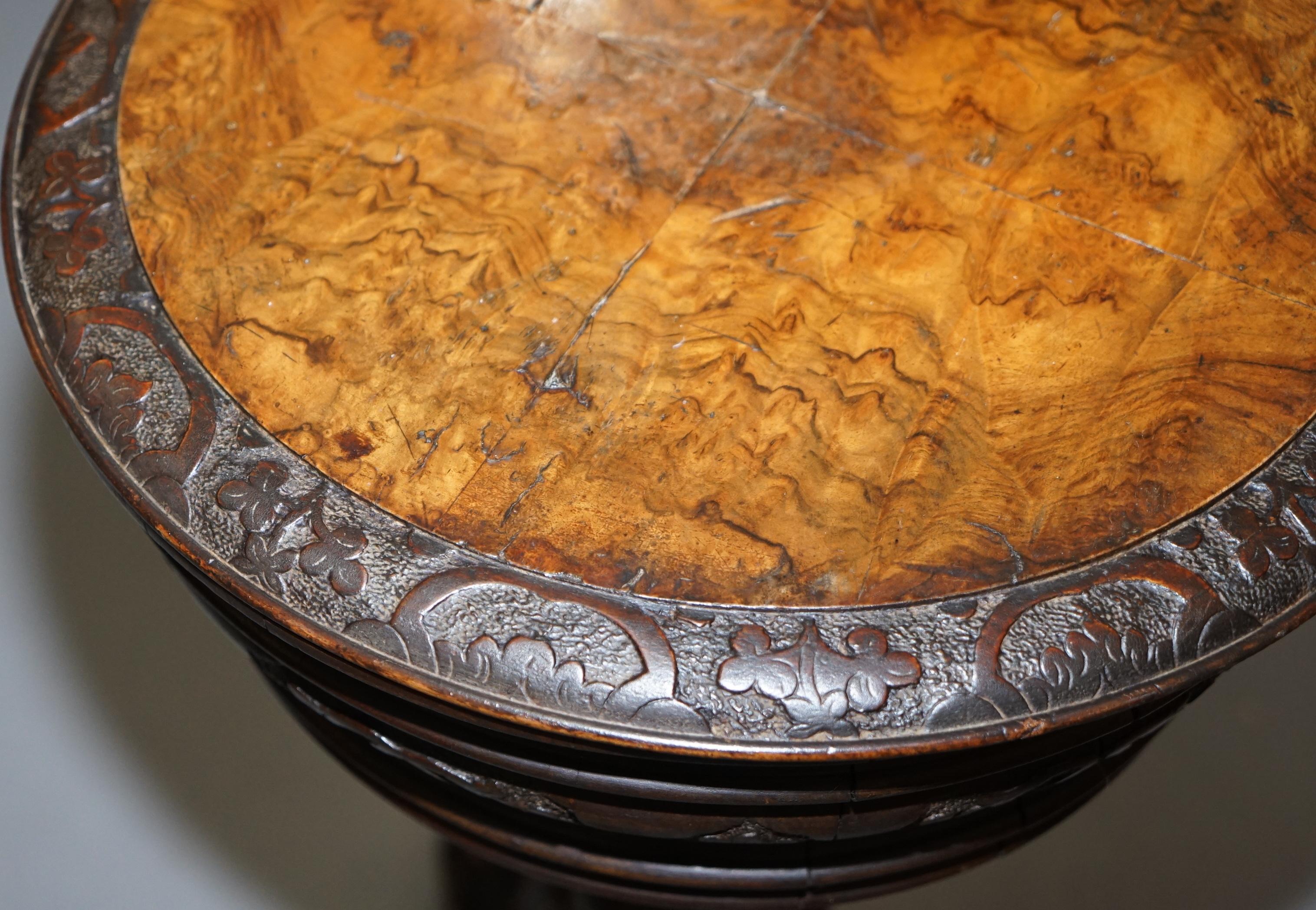 Impresionante mesa de costura victoriana de nogal rebabas muy tallada forrada de terciopelo por toda la superficie siglo XIX en venta