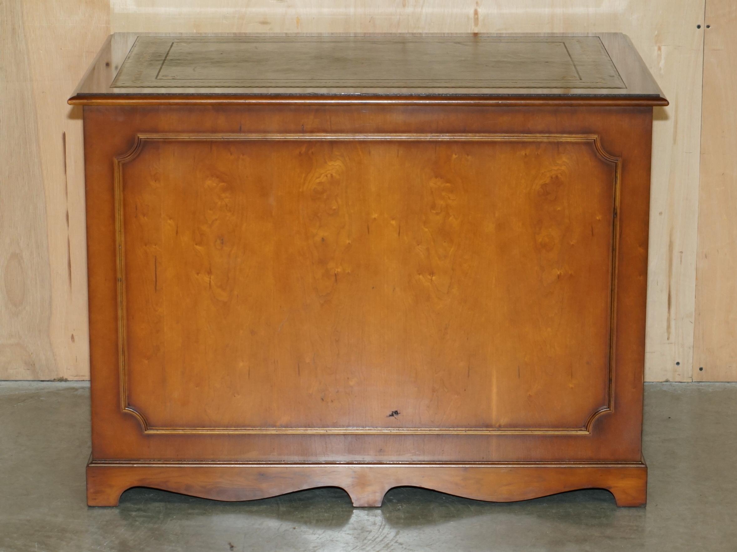 STUNNING BURR YEW WOOD GREEN LEATHER EXTRA LARGE QUAD DRAWERS FILING CABiNET For Sale 4