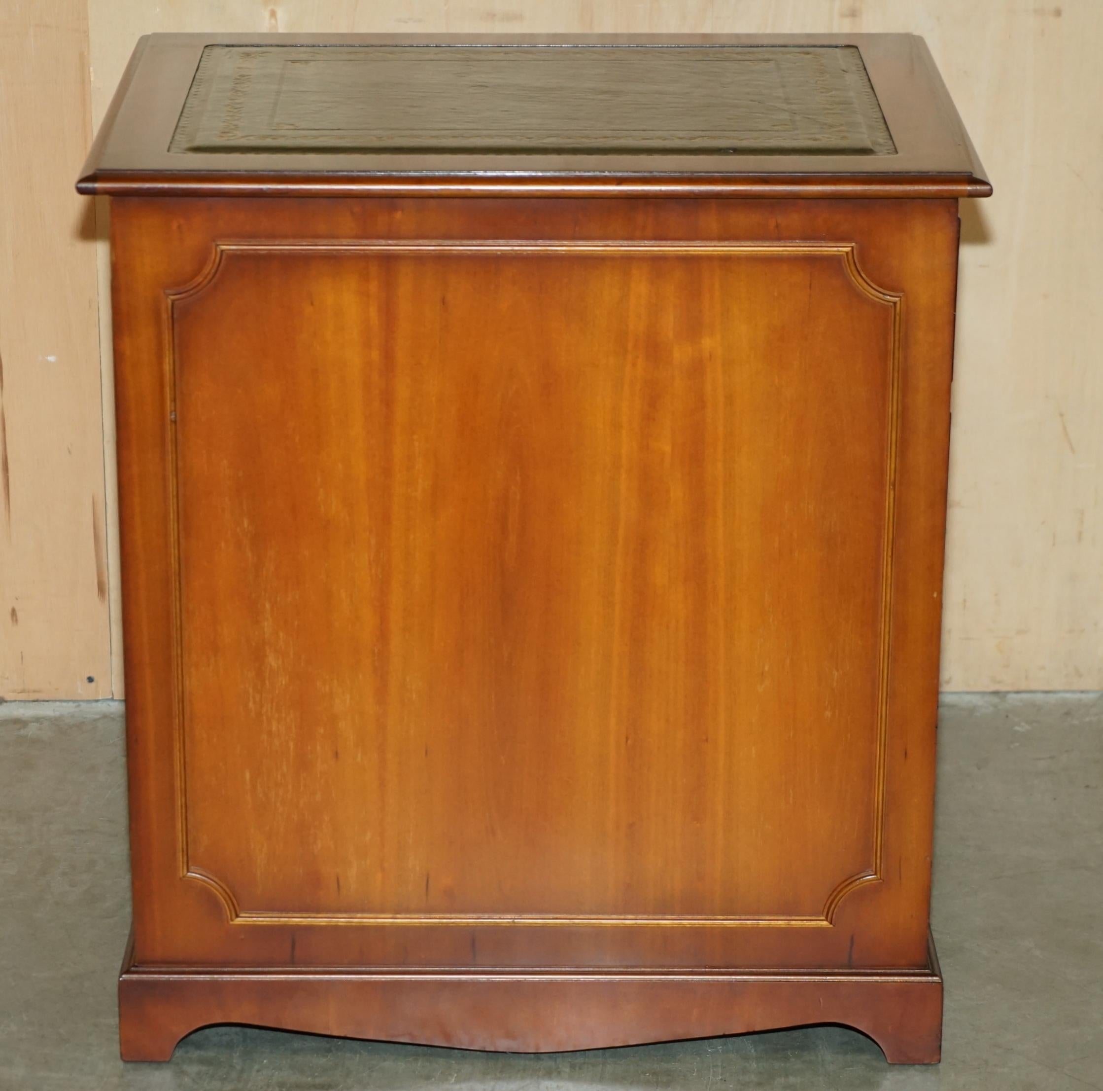 STUNNiNG BURR YEW WOOD GREEN LEATHER TOPPED DRAWERS FILING CABINET PART OF SUITE in vendita 2