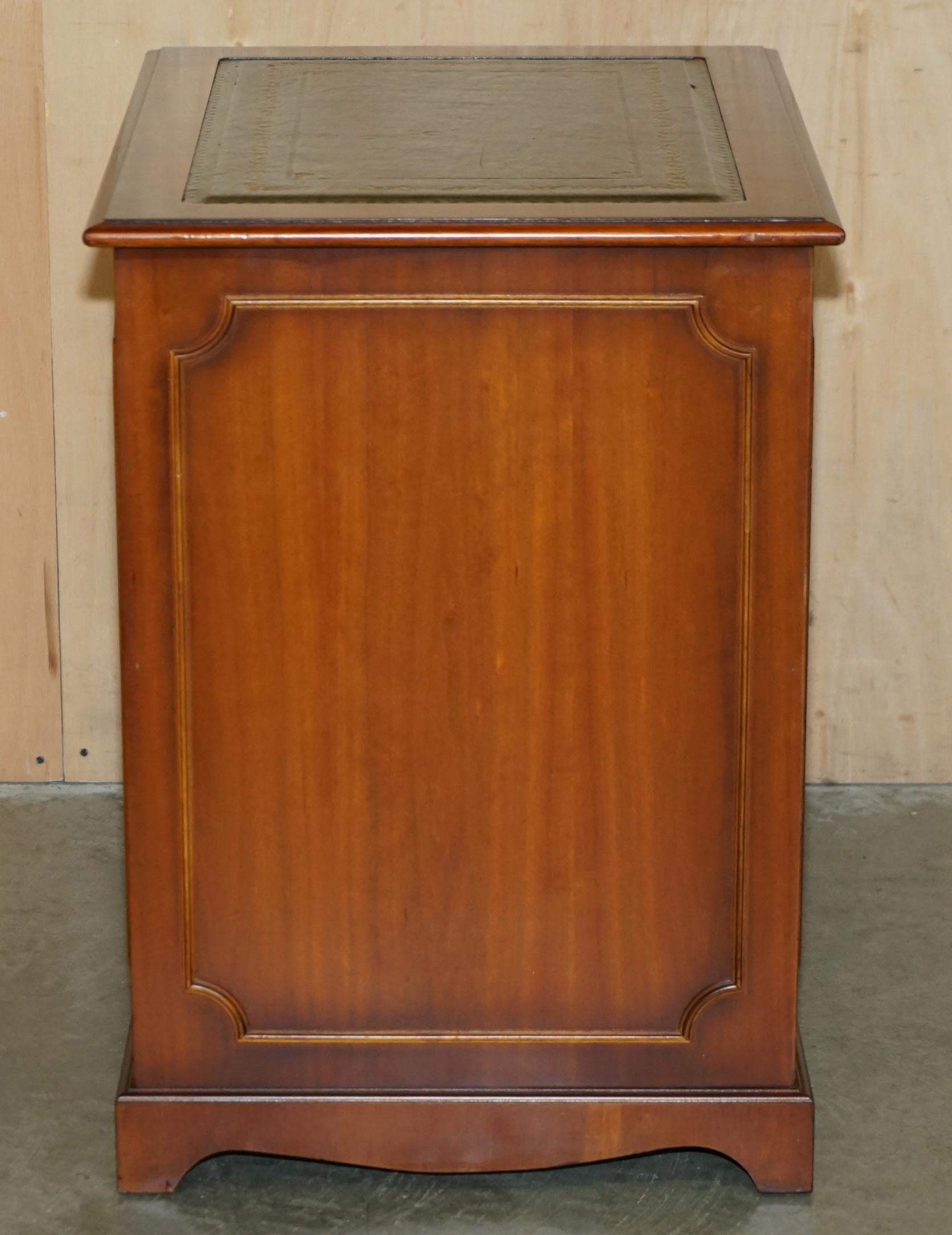 STUNNiNG BURR YEW WOOD GREEN LEATHER TOPPED DRAWERS FILING CABINET PART OF SUITE in vendita 3