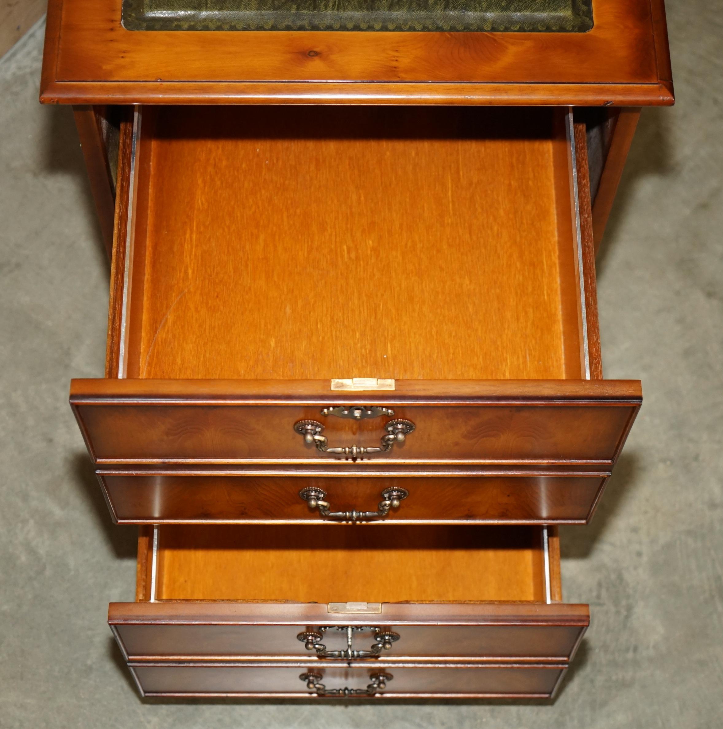 STUNNiNG BURR YEW WOOD GREEN LEATHER TOPPED DRAWERS FILING CABINET PART OF SUITE in vendita 6