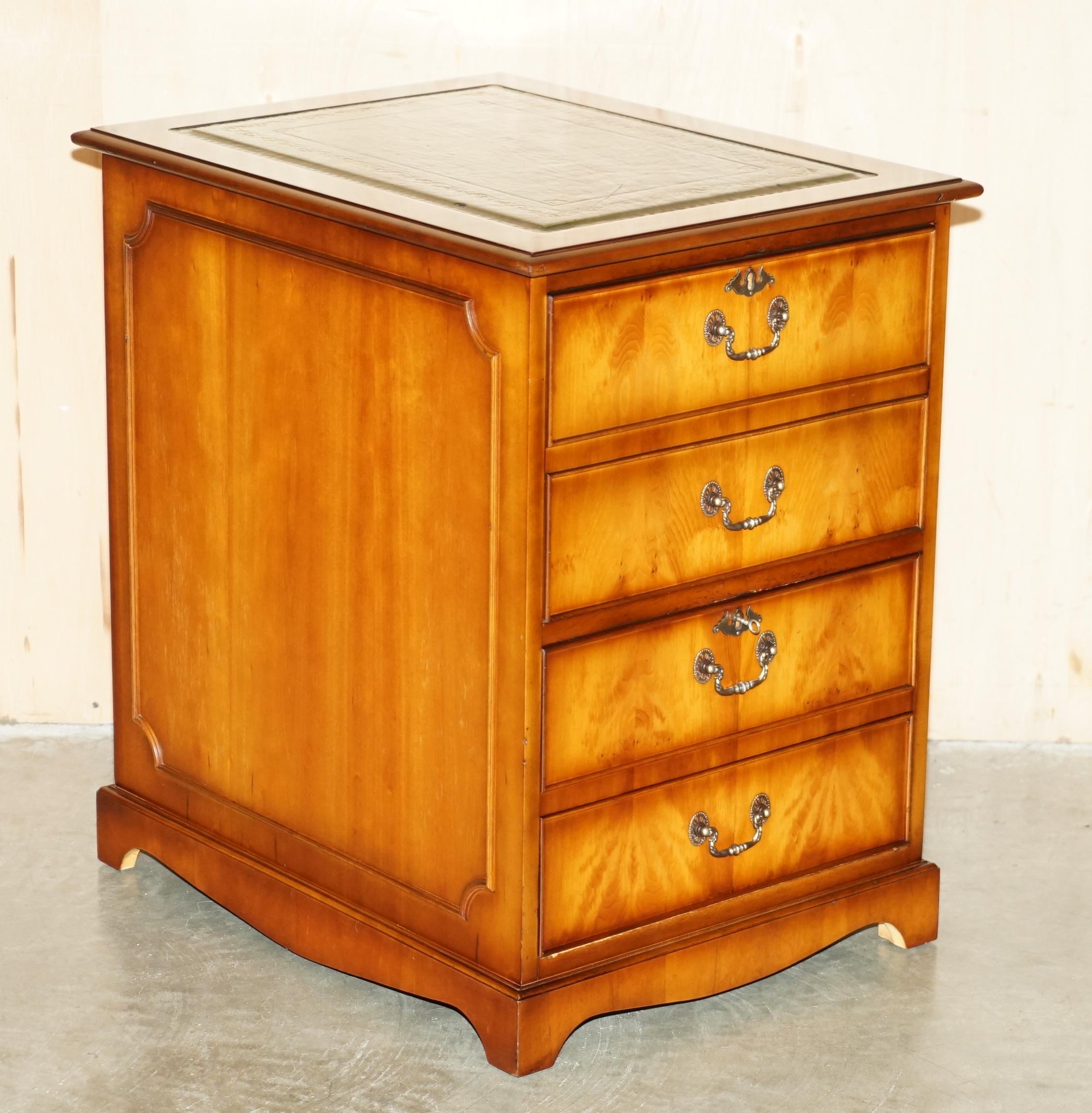 Casa Reale Antiquariato

Royal House Antiques è lieta di offrire in vendita questo grazioso schedario a due cassetti in pelle verde, in legno di tasso e radica. 

Le spese di spedizione indicate sono solo indicative e coprono solo la zona M25 per il