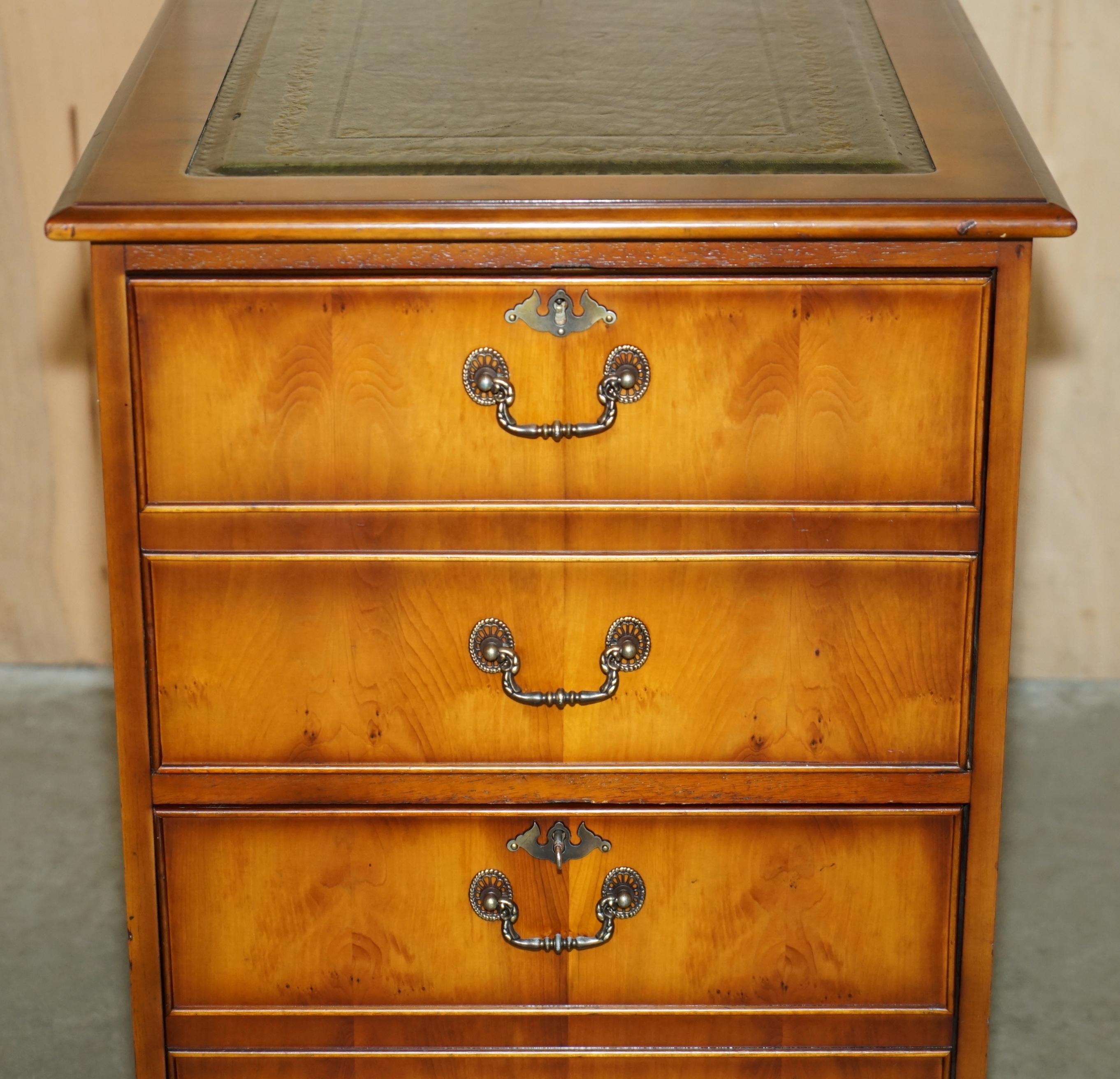 Inglese STUNNiNG BURR YEW WOOD GREEN LEATHER TOPPED DRAWERS FILING CABINET PART OF SUITE in vendita