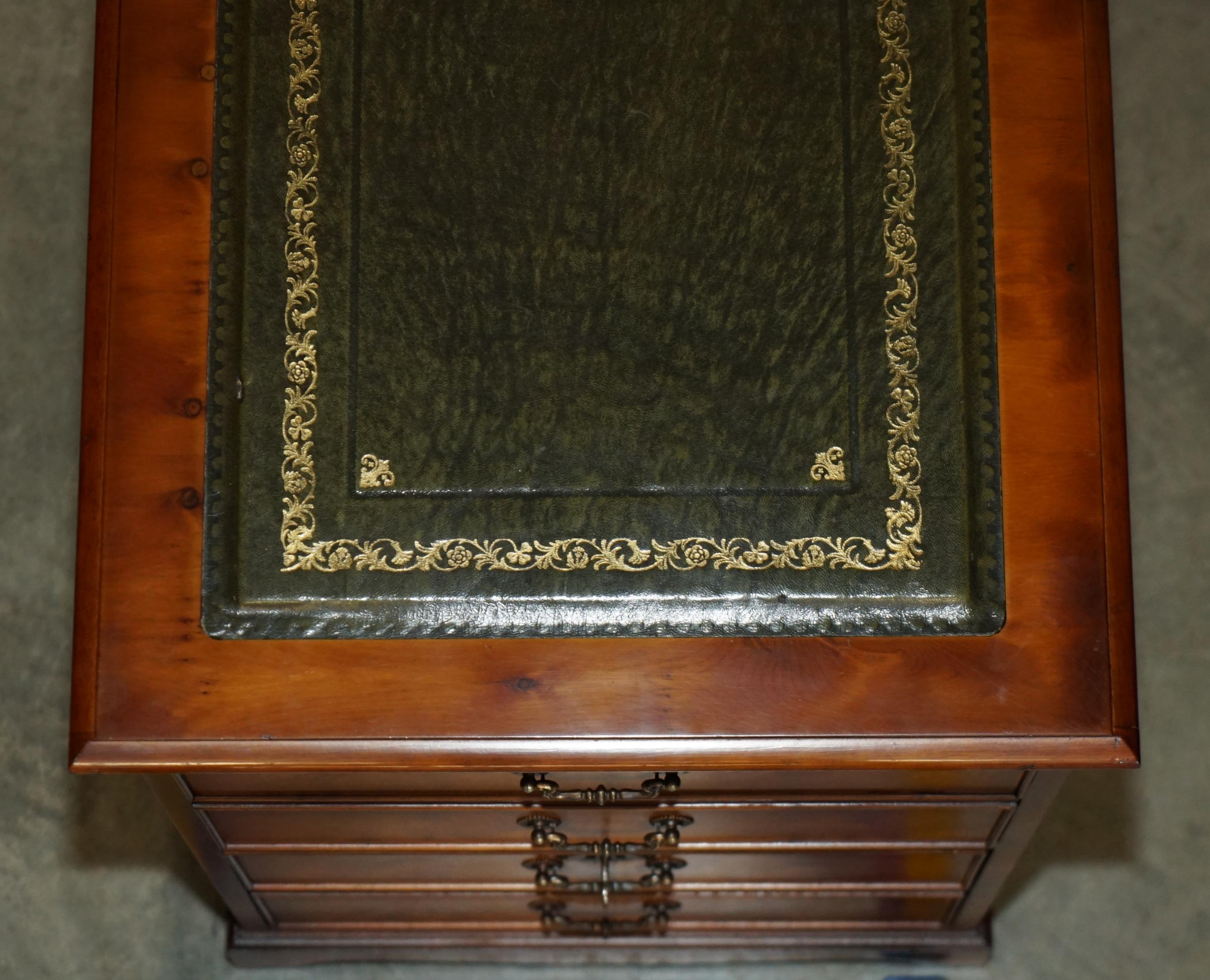 XX secolo STUNNiNG BURR YEW WOOD GREEN LEATHER TOPPED DRAWERS FILING CABINET PART OF SUITE in vendita