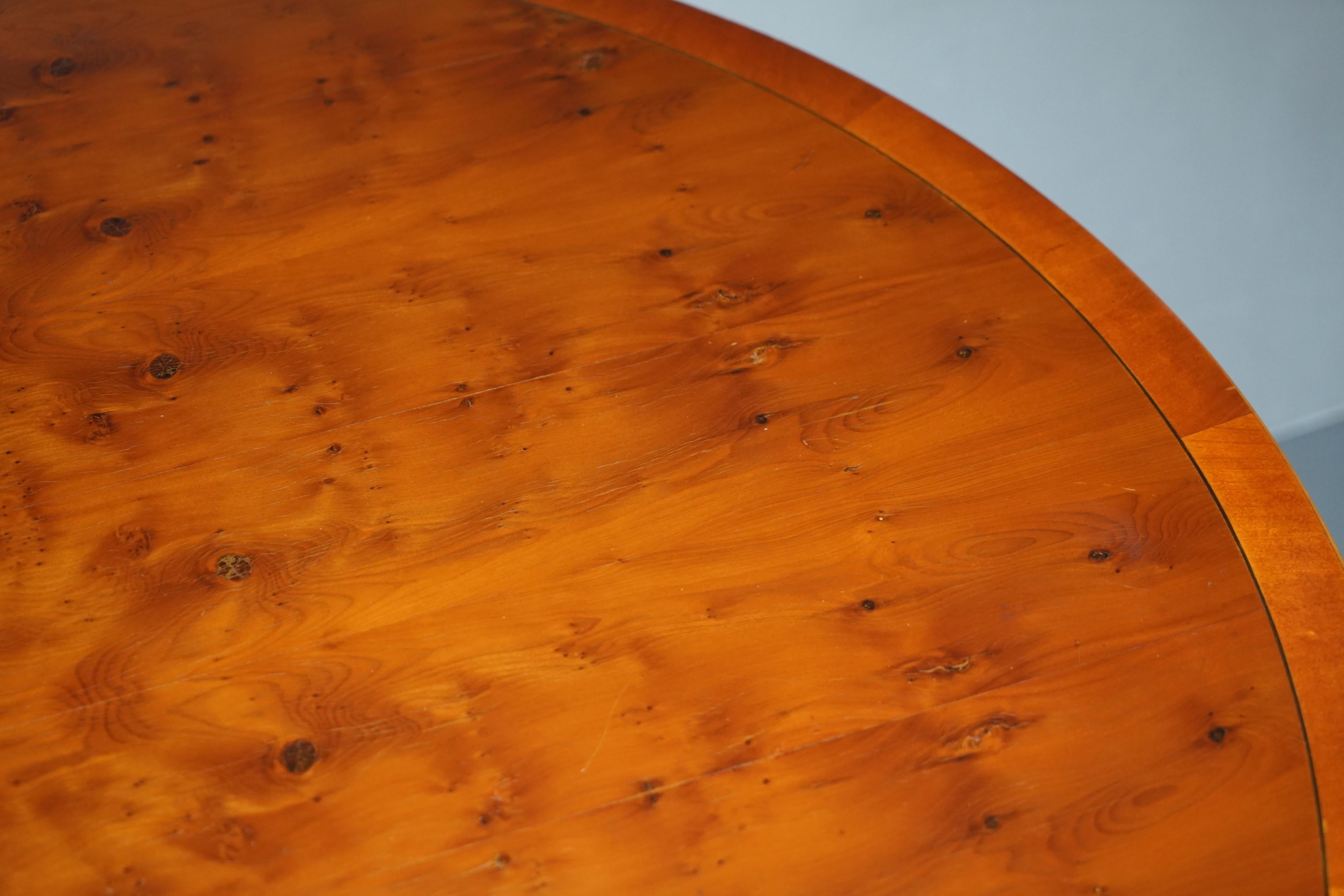 Stunning Burr Yew Wood Round Tilt-Top Dining or Occasional Centre Table Patina For Sale 3