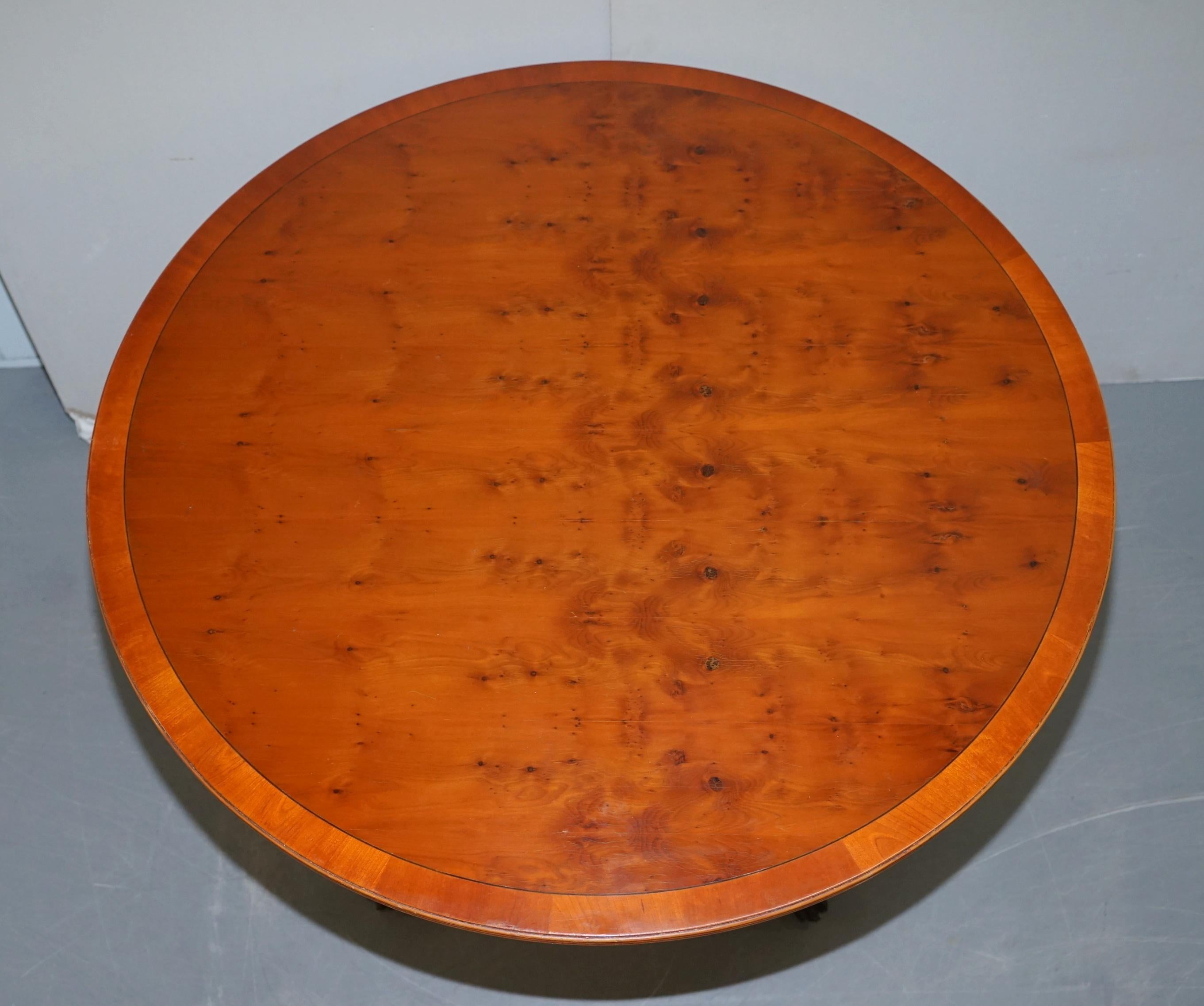 Art déco Superbe table de salle à manger ou d'appoint en loupe d'if à plateau basculant en bois rond Patina en vente