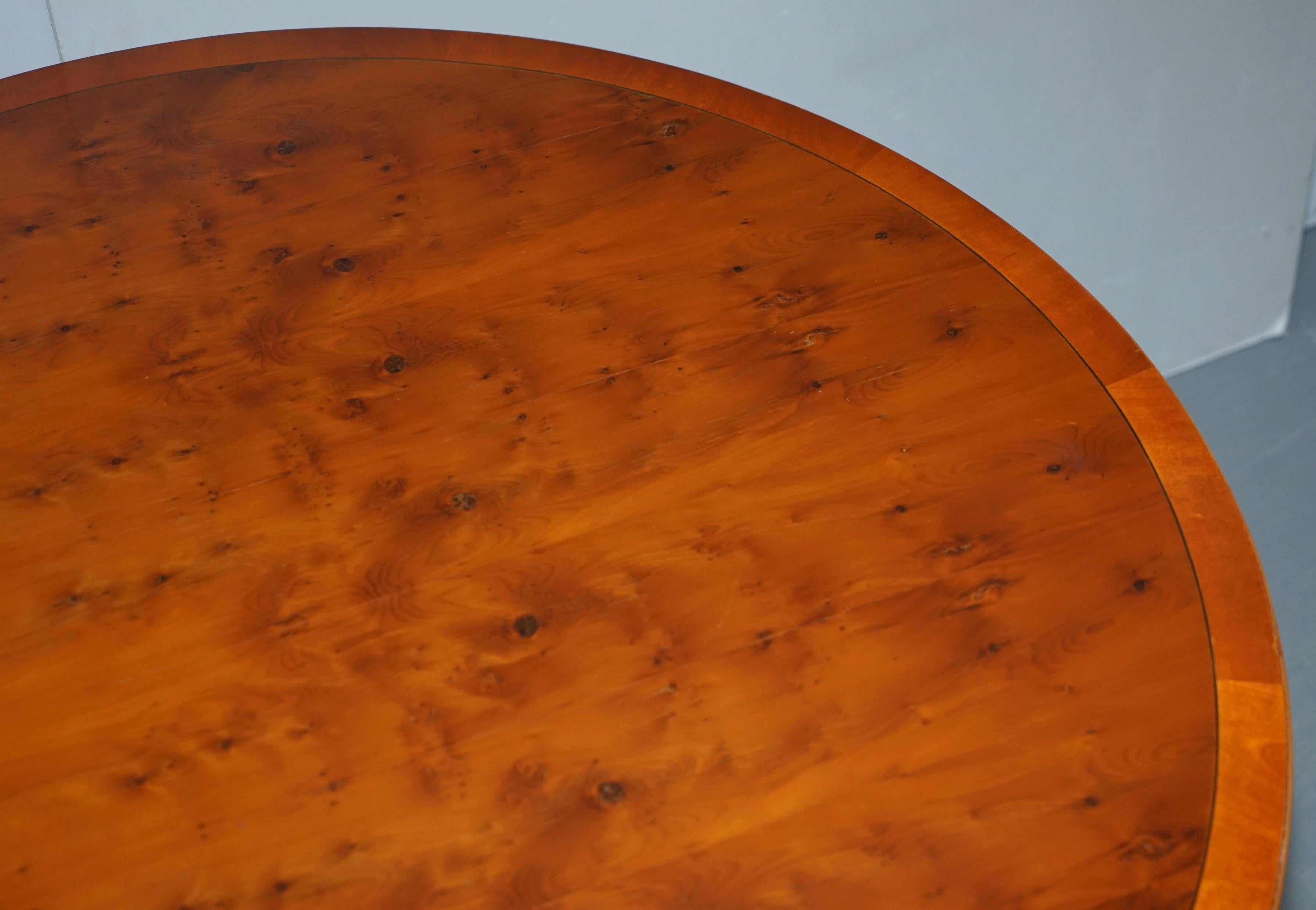 English Stunning Burr Yew Wood Round Tilt-Top Dining or Occasional Centre Table Patina For Sale