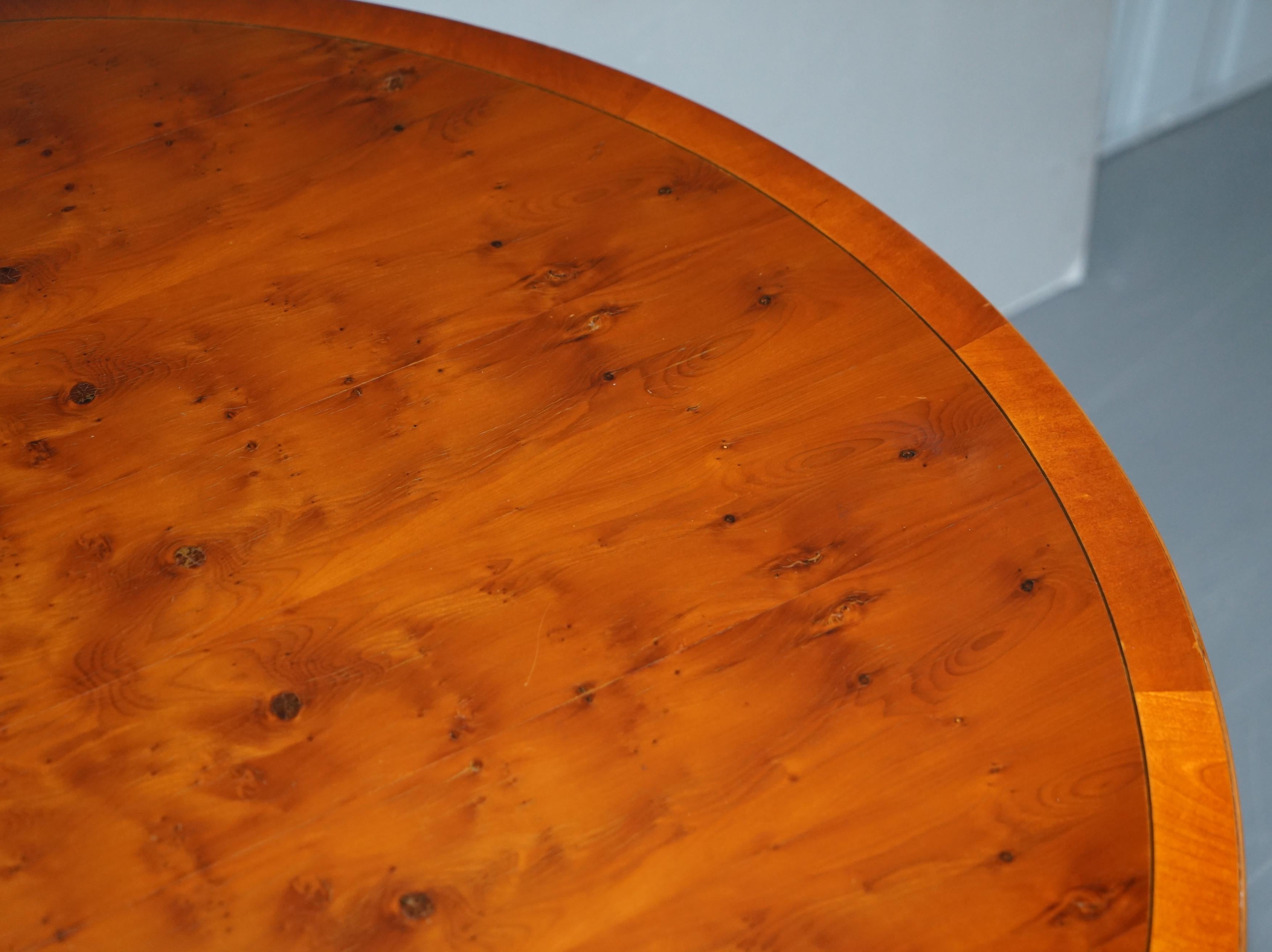 Stunning Burr Yew Wood Round Tilt-Top Dining or Occasional Centre Table Patina For Sale 1