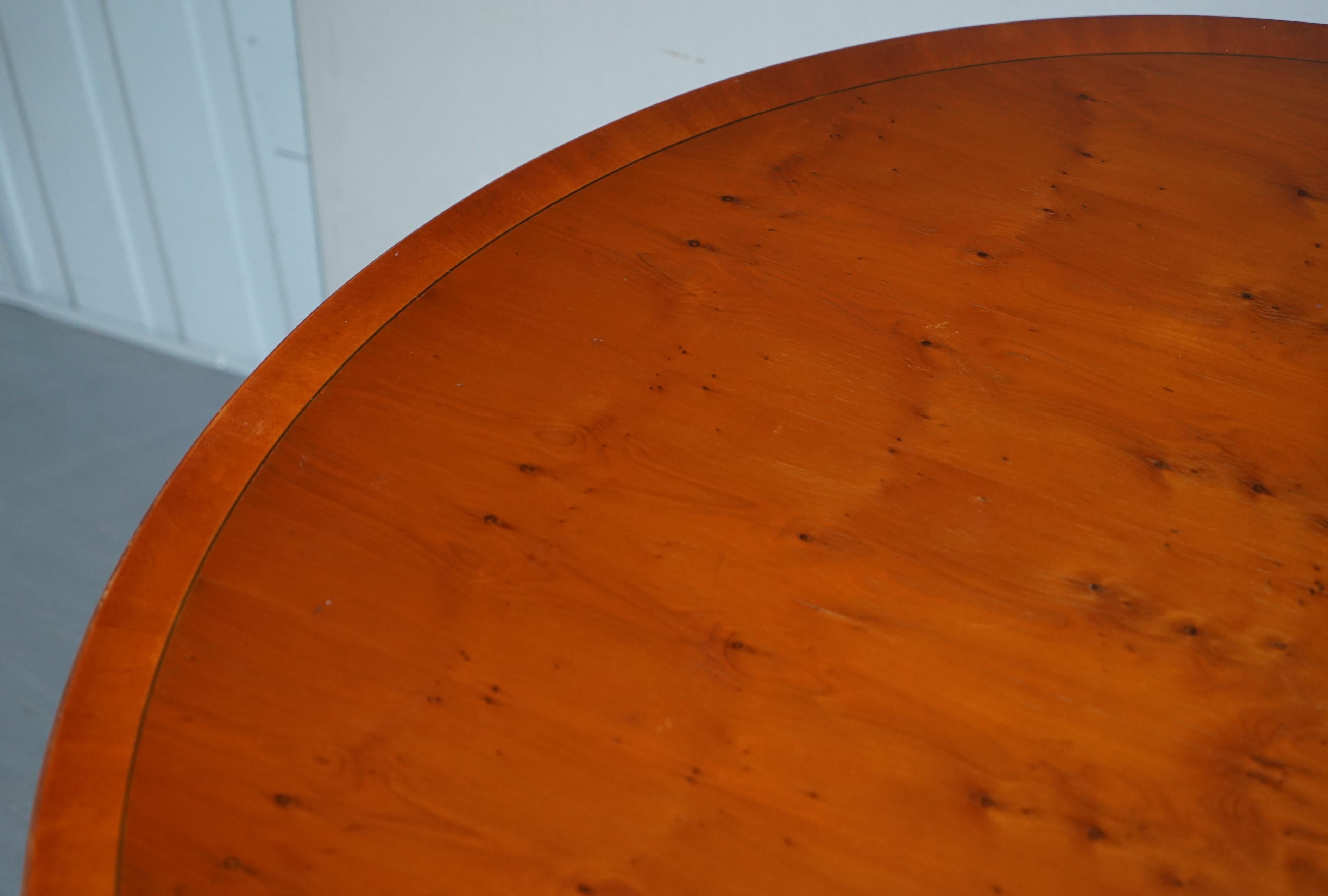 Stunning Burr Yew Wood Round Tilt-Top Dining or Occasional Centre Table Patina For Sale 2