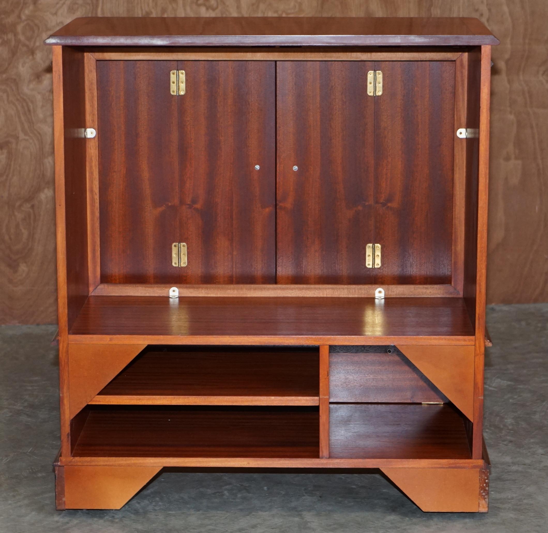 Stunning Burr Yew Wood TV Media Cupboard Designed to House Television & Boxes For Sale 2