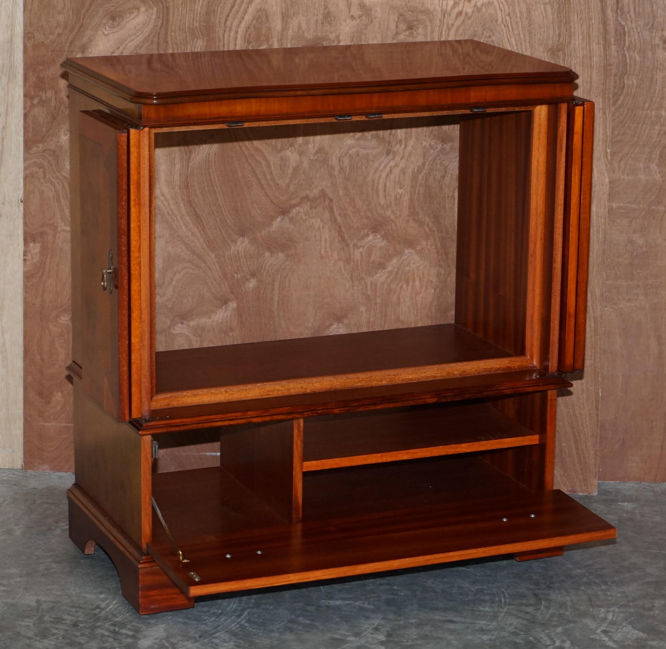 Impresionante Armario para TV de Madera de Tejo Diseñado para Albergar Televisores y Cajas en venta 6