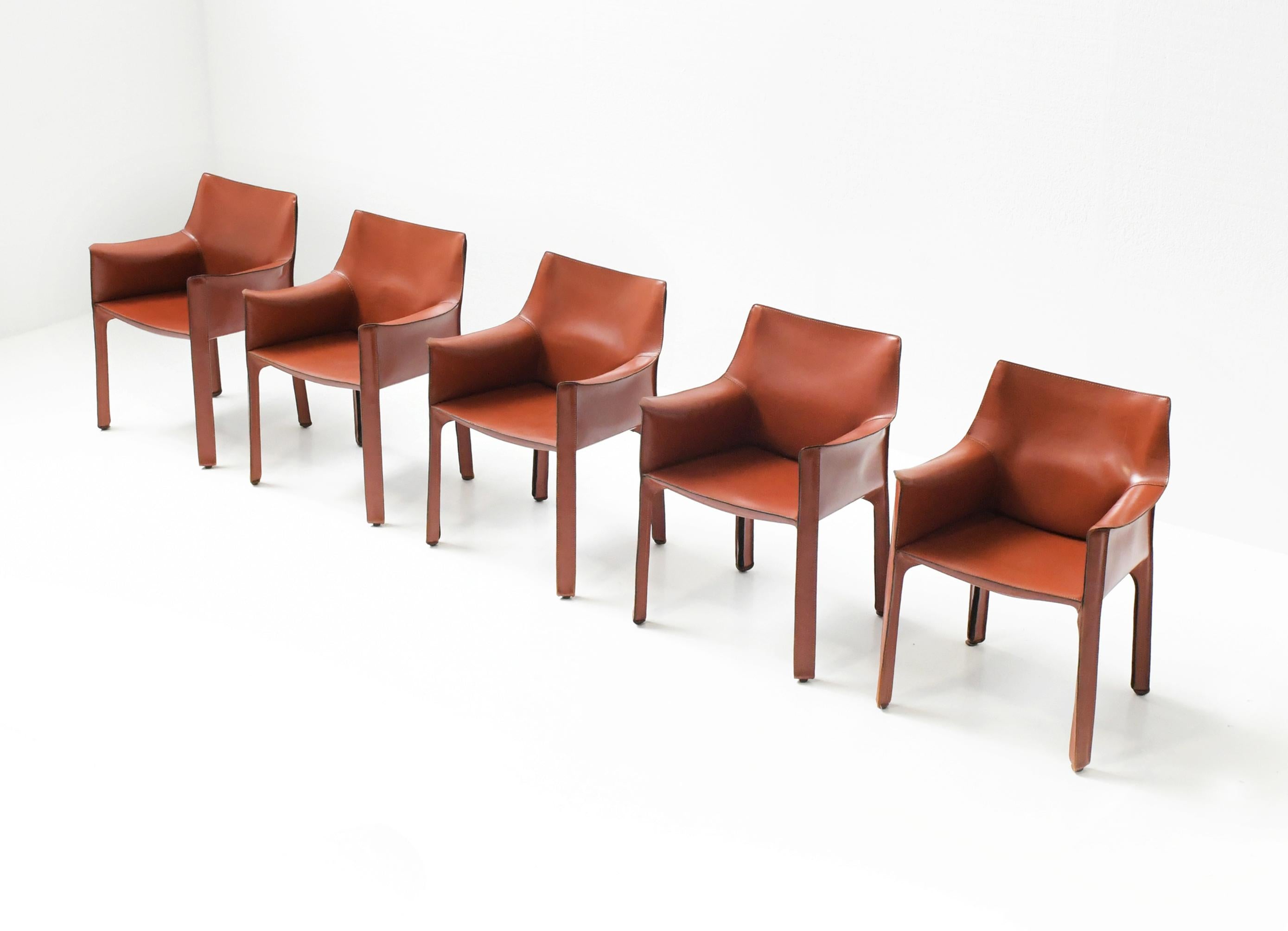 Nice set of 5 ‘Cab 413’ dining chairs in burgundy red leather. 
Designed by Mario Bellini for Cassina.

Very good condition. No damage or reparation.
Normal signs of use for its age.

Dimensions :
w62 x d52 x h82 cm
seating hight : 45