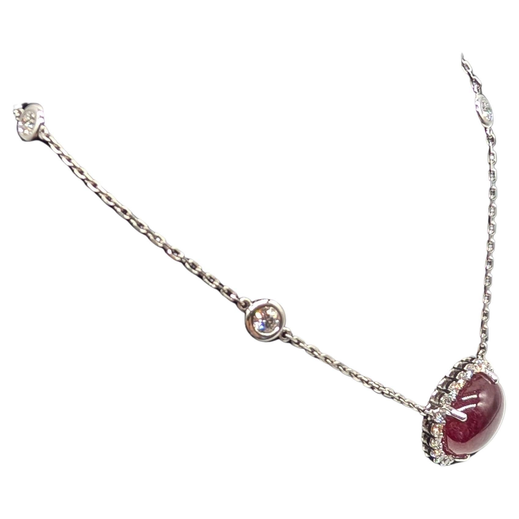 Stunning Cabochon Ruby Pendant in a Diamond Halo Setting Damen im Angebot