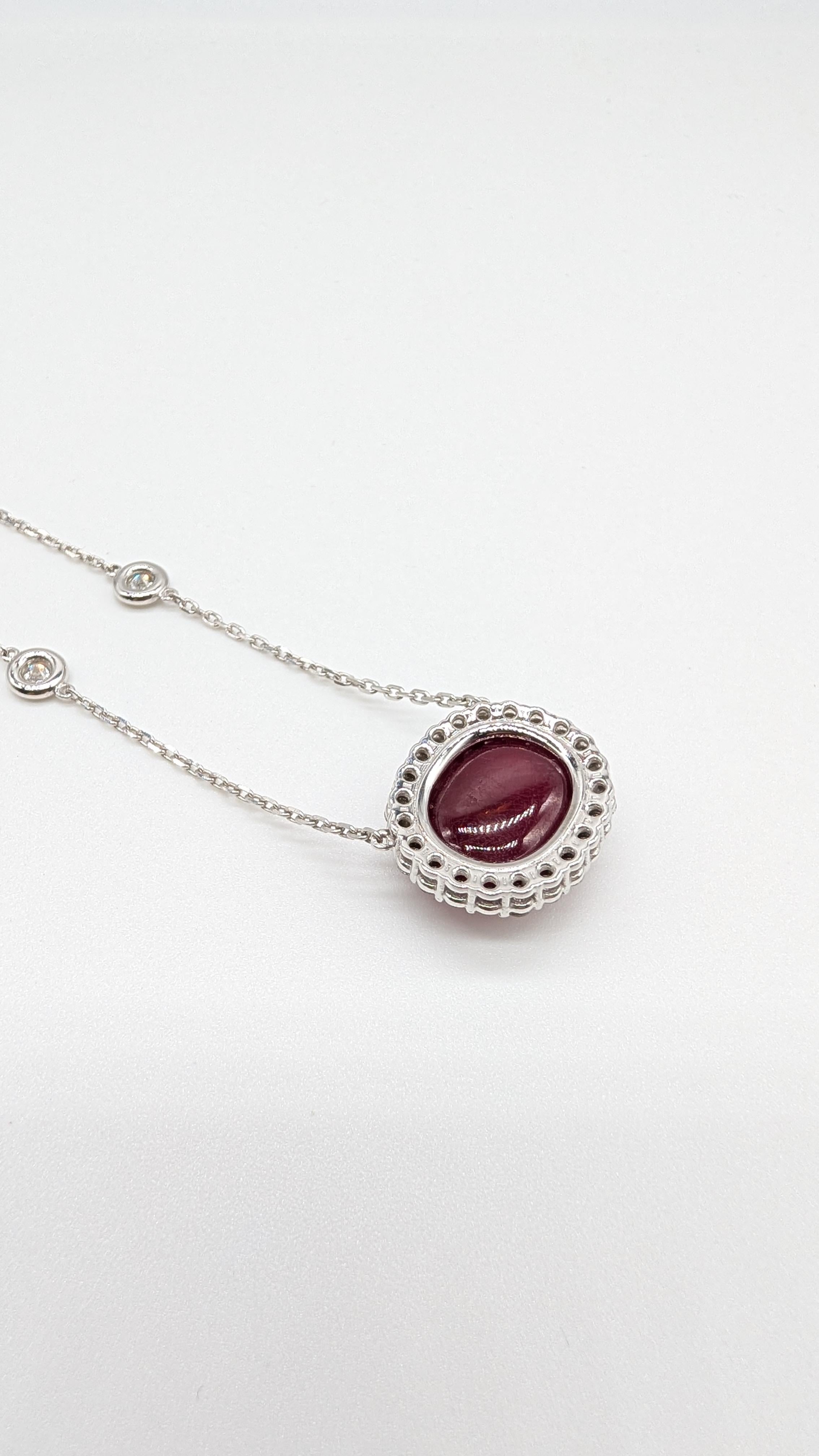 Stunning Cabochon Ruby Pendant in a Diamond Halo Setting im Angebot 1